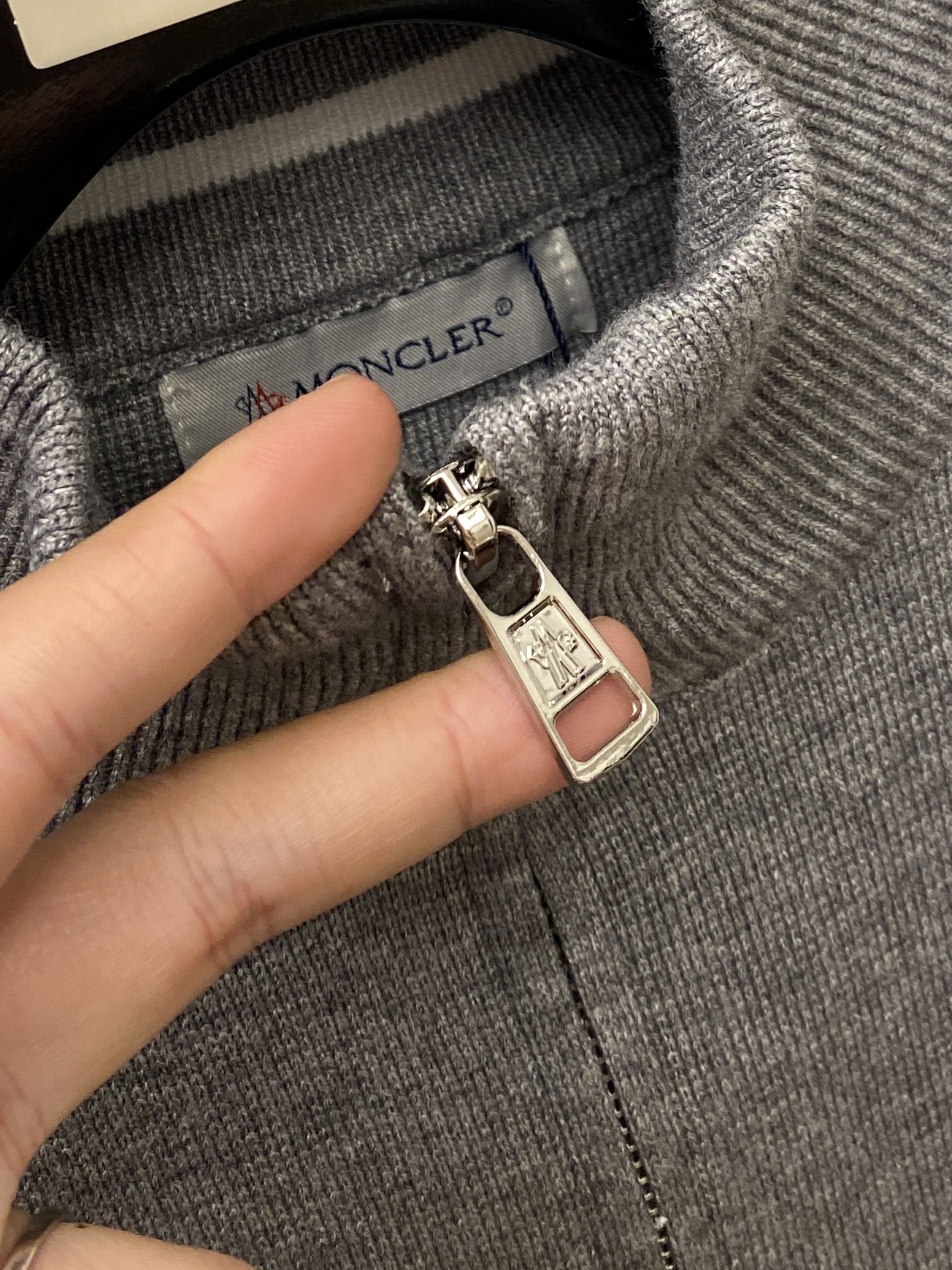 蒙口、2025新品羊毛衣 具有手感细腻柔软，可直接与肌肤接触，让暖心的纱线变化出细腻的质感，顶级工艺极具