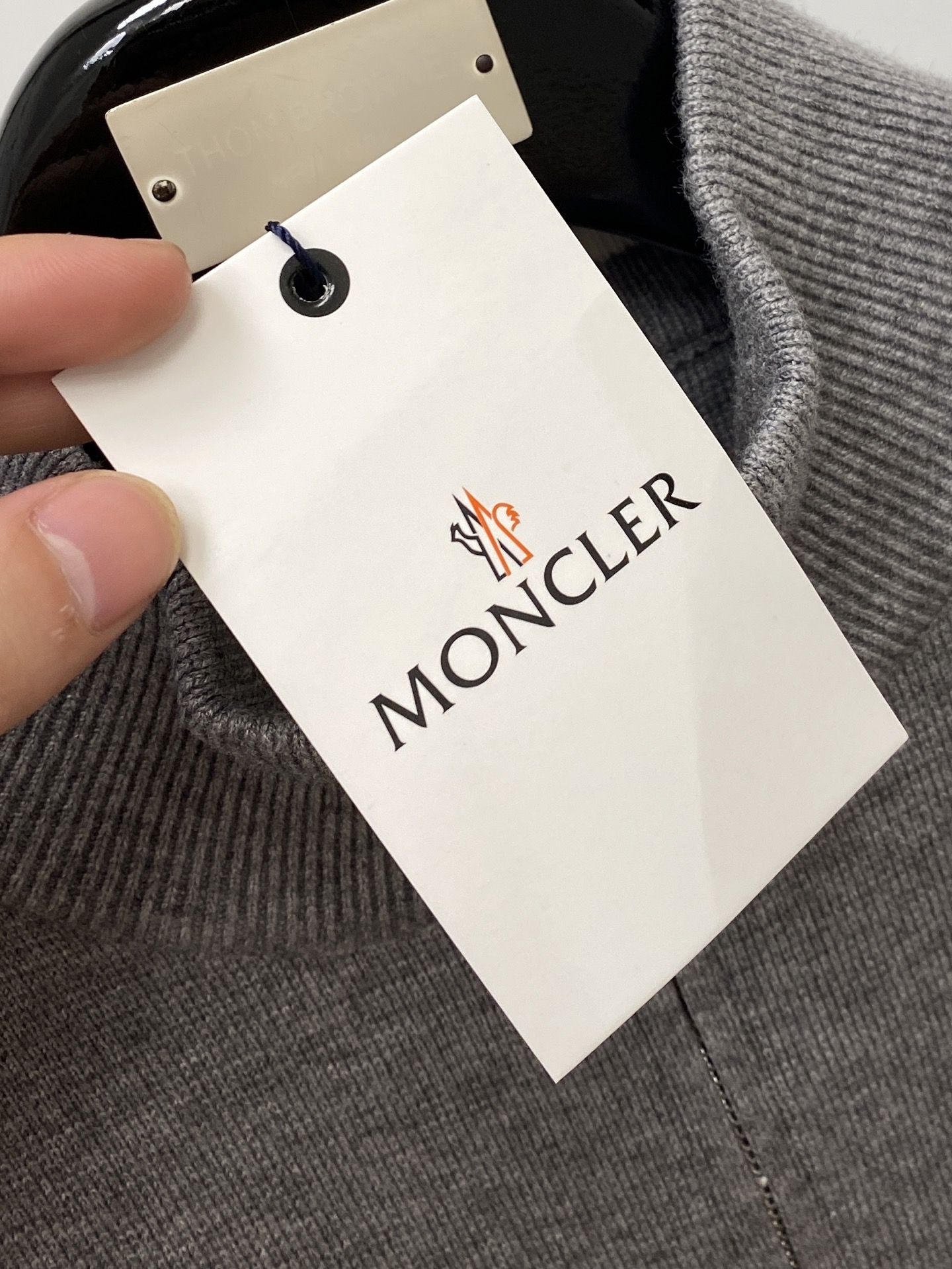 蒙口、2025新品羊毛衣 具有手感细腻柔软，可直接与肌肤接触，让暖心的纱线变化出细腻的质感，顶级工艺极具