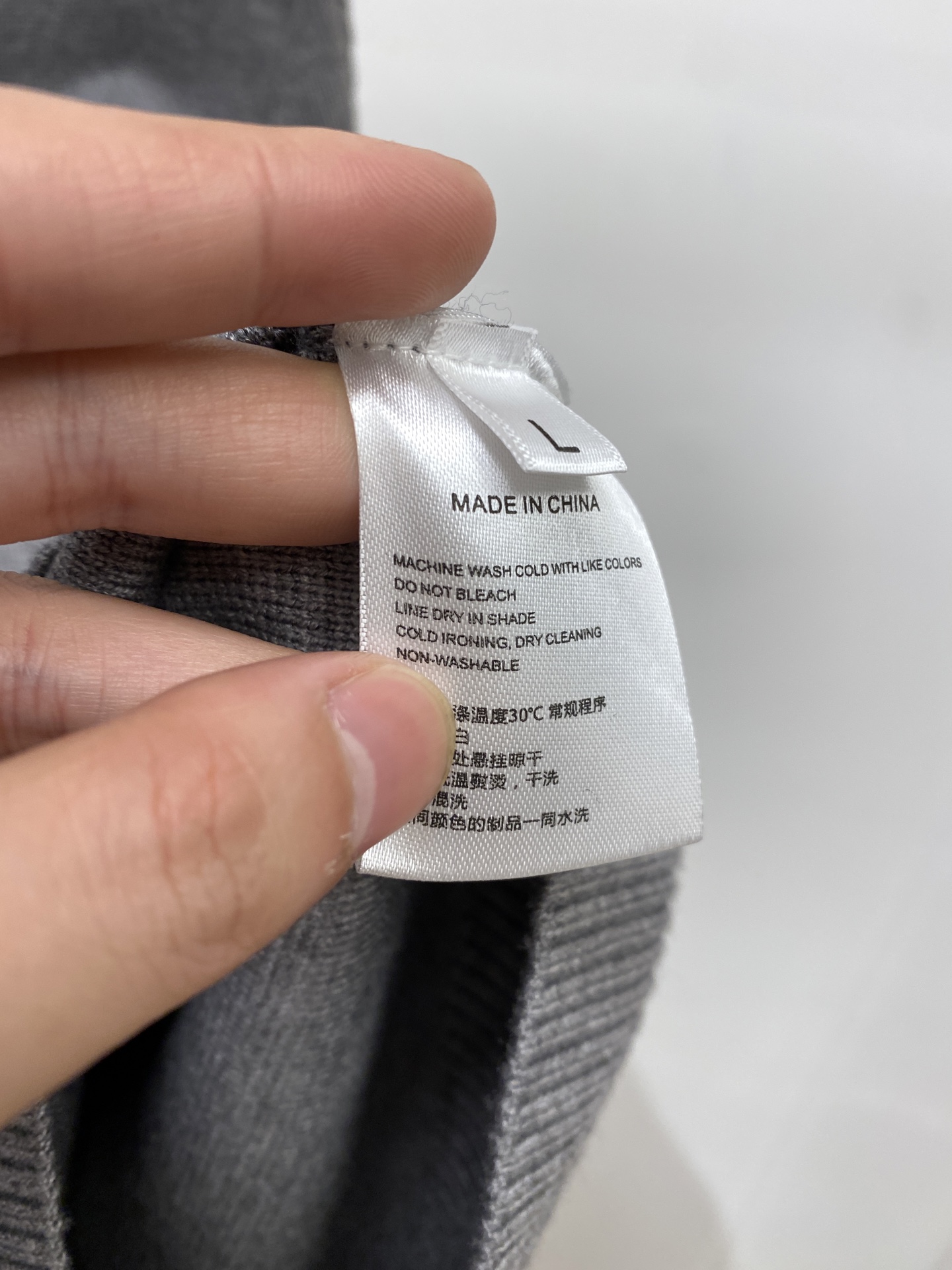 蒙口、2025新品羊毛衣 具有手感细腻柔软，可直接与肌肤接触，让暖心的纱线变化出细腻的质感，顶级工艺极具