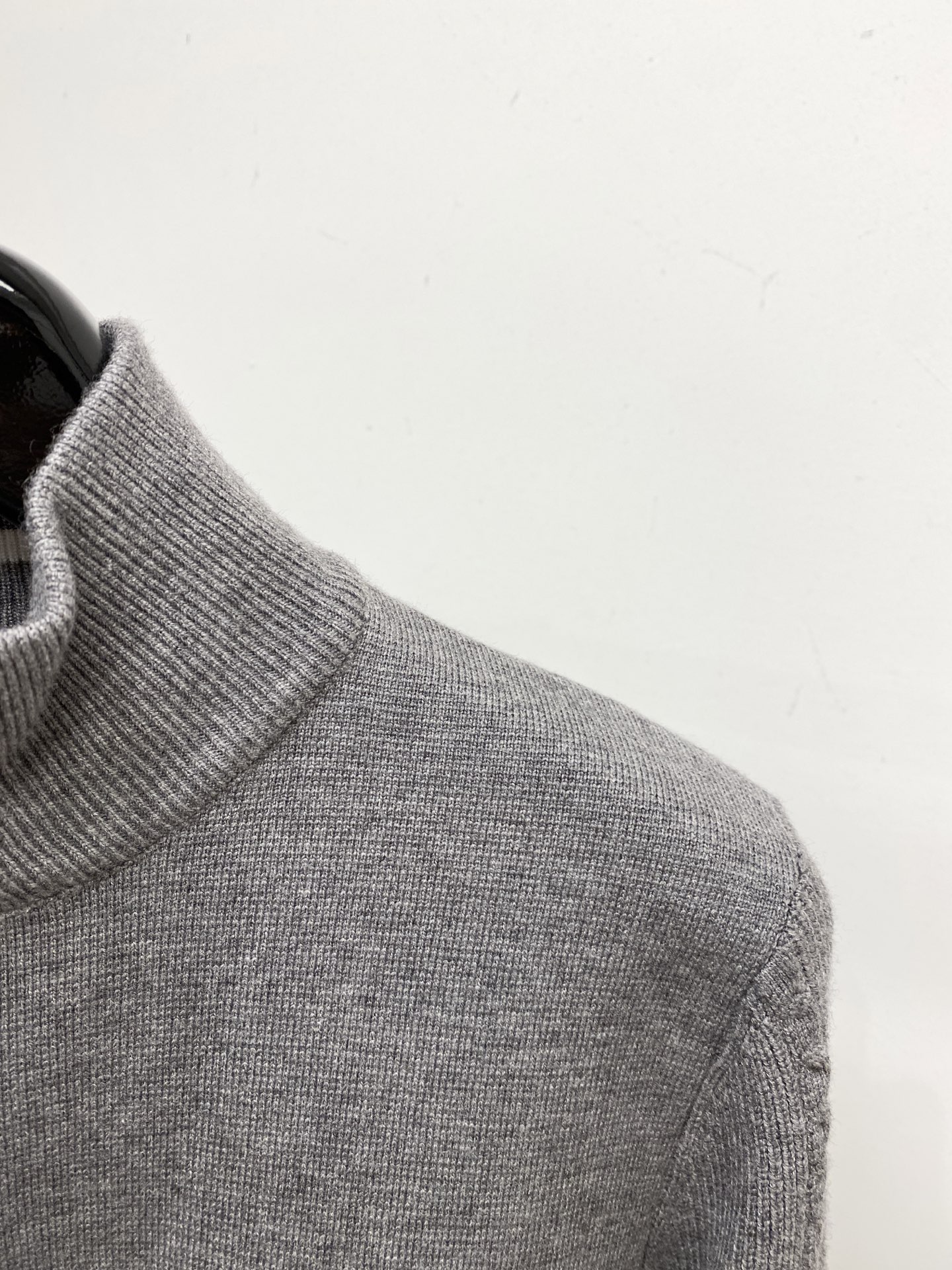 蒙口、2025新品羊毛衣 具有手感细腻柔软，可直接与肌肤接触，让暖心的纱线变化出细腻的质感，顶级工艺极具