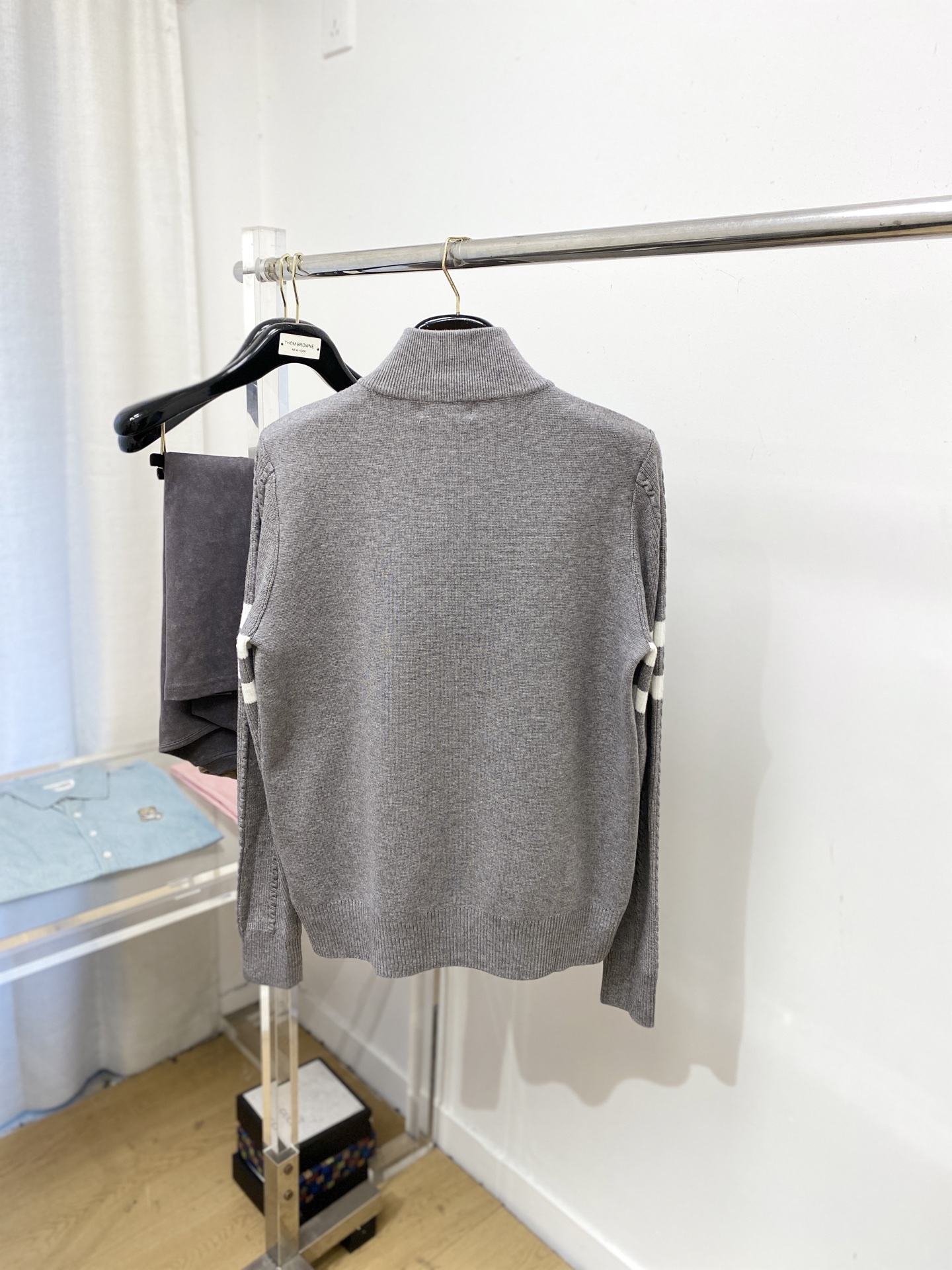 蒙口、2025新品羊毛衣 具有手感细腻柔软，可直接与肌肤接触，让暖心的纱线变化出细腻的质感，顶级工艺极具