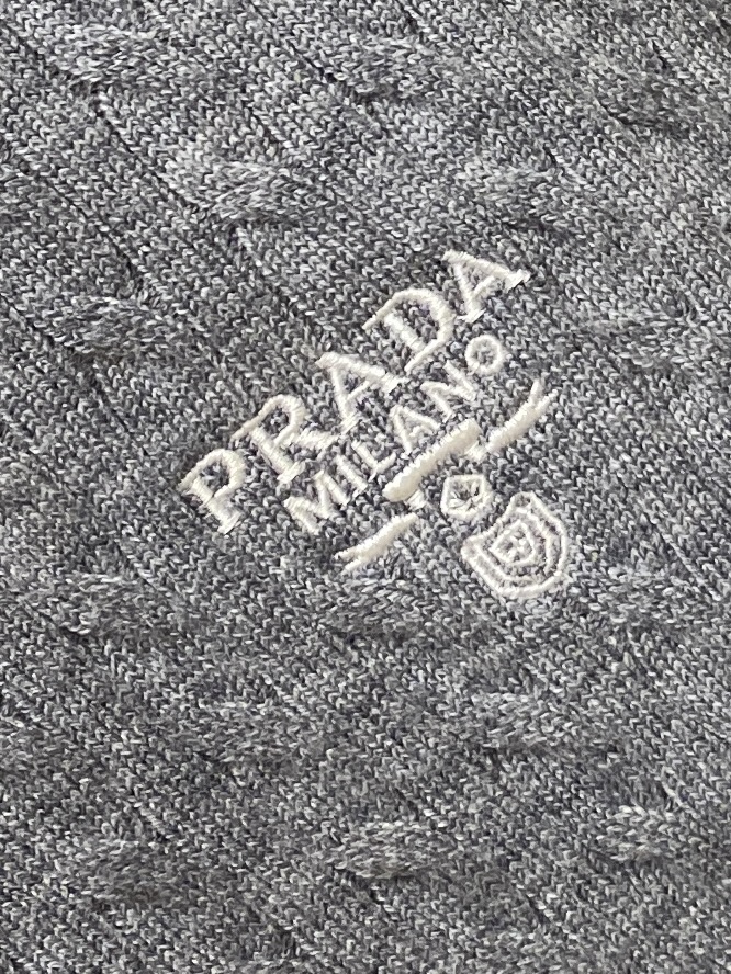 普拉达、2025新品羊毛衣 具有手感细腻柔软，可直接与肌肤接触，让暖心的纱线变化出细腻的质感，顶级工艺极