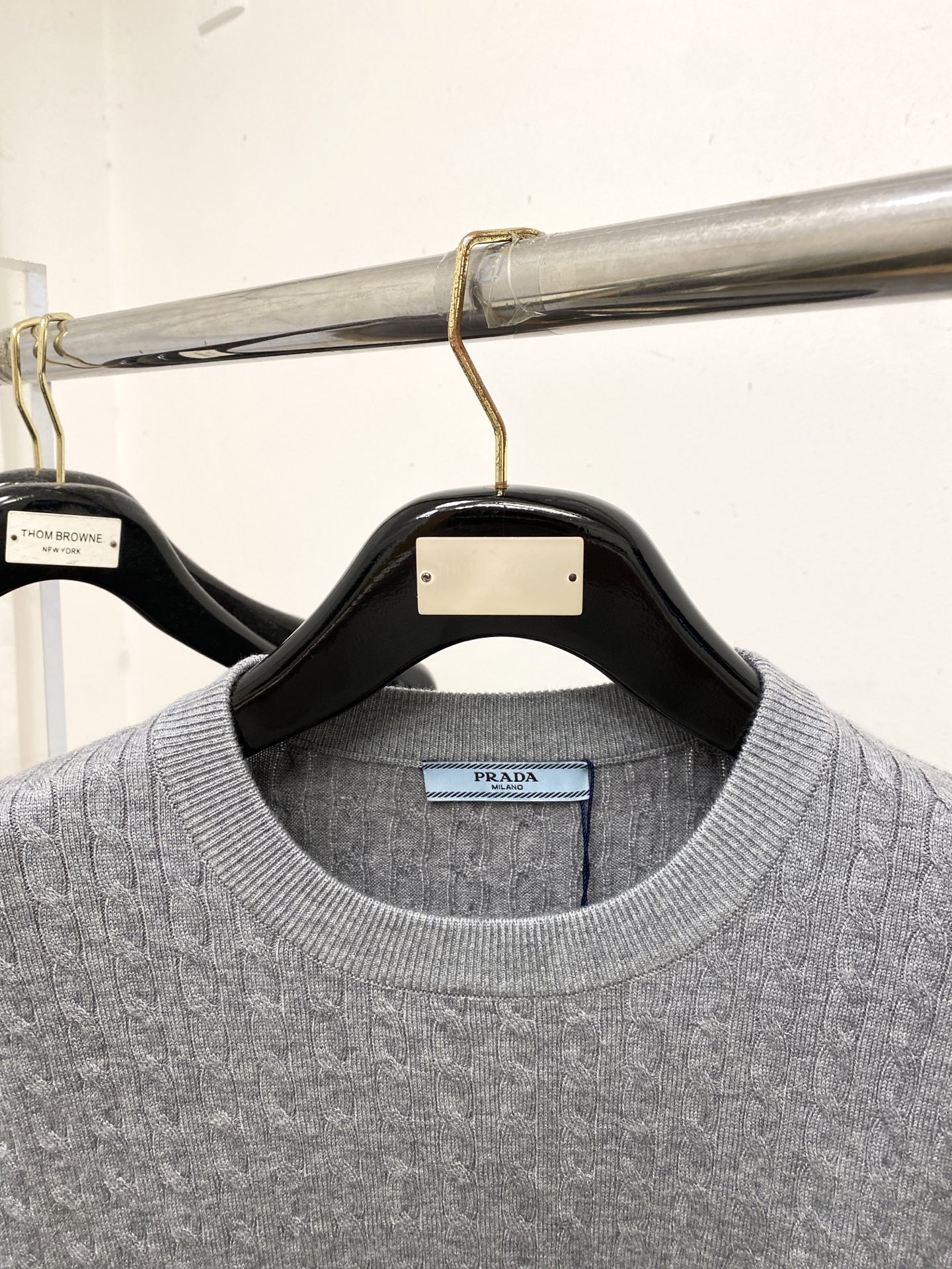 普拉达、2025新品羊毛衣 具有手感细腻柔软，可直接与肌肤接触，让暖心的纱线变化出细腻的质感，顶级工艺极