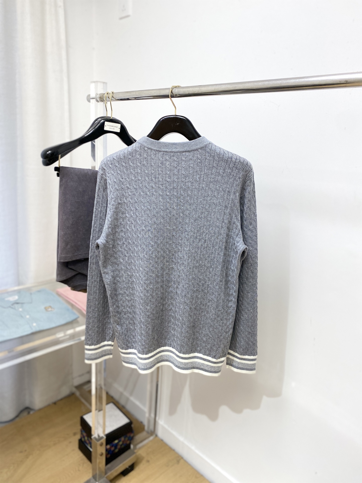 普拉达、2025新品羊毛衣 具有手感细腻柔软，可直接与肌肤接触，让暖心的纱线变化出细腻的质感，顶级工艺极