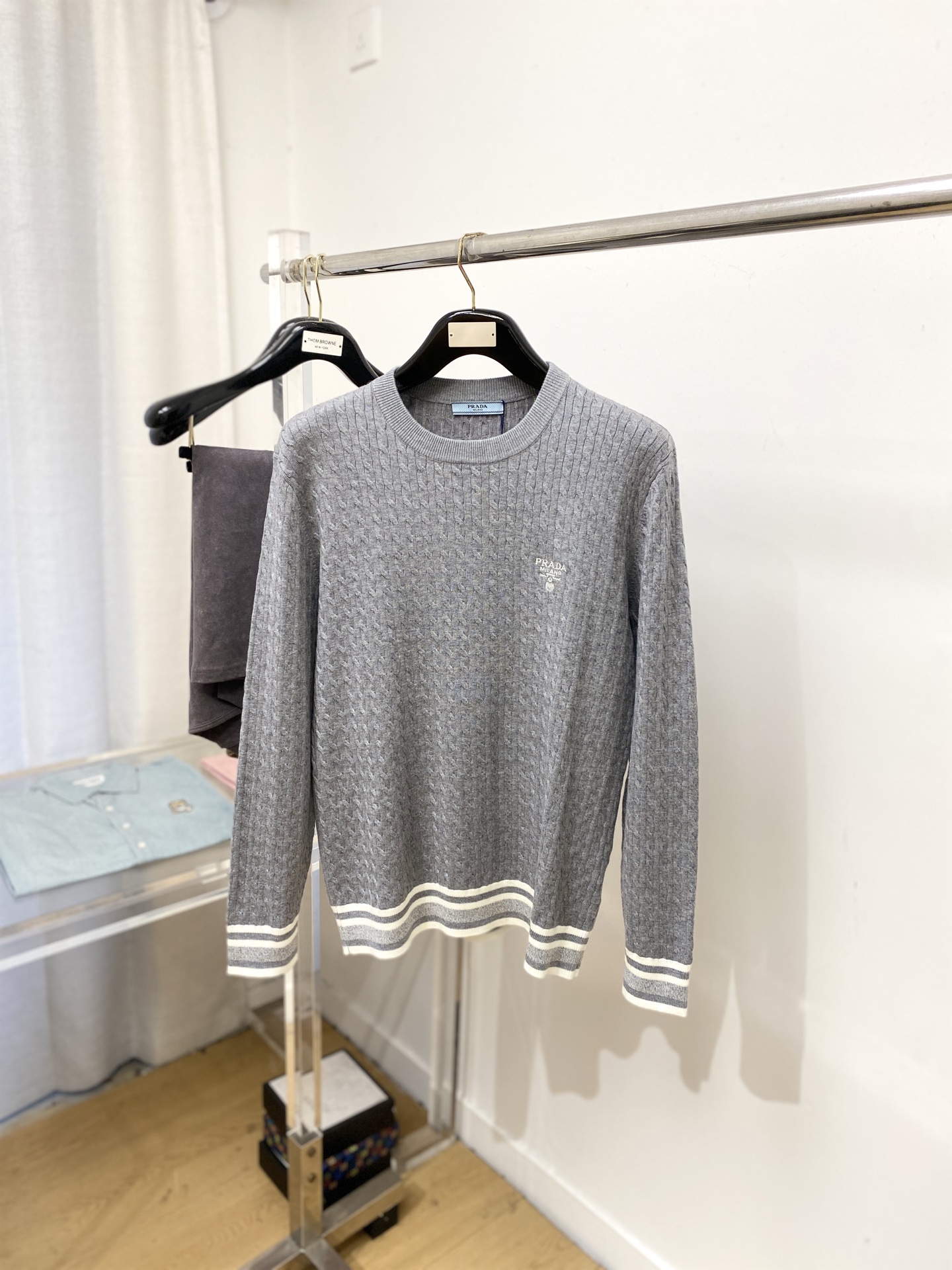 普拉达、2025新品羊毛衣 具有手感细腻柔软，可直接与肌肤接触，让暖心的纱线变化出细腻的质感，顶级工艺极