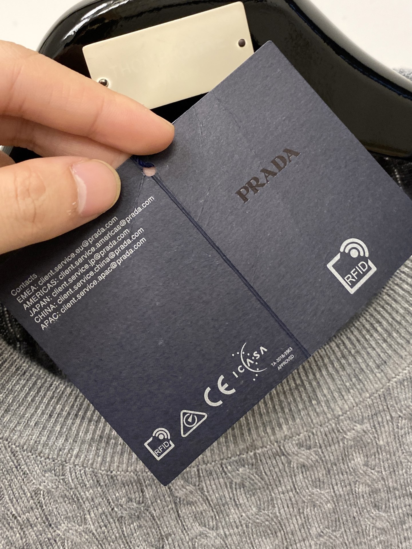 普拉达、2025新品羊毛衣 具有手感细腻柔软，可直接与肌肤接触，让暖心的纱线变化出细腻的质感，顶级工艺极