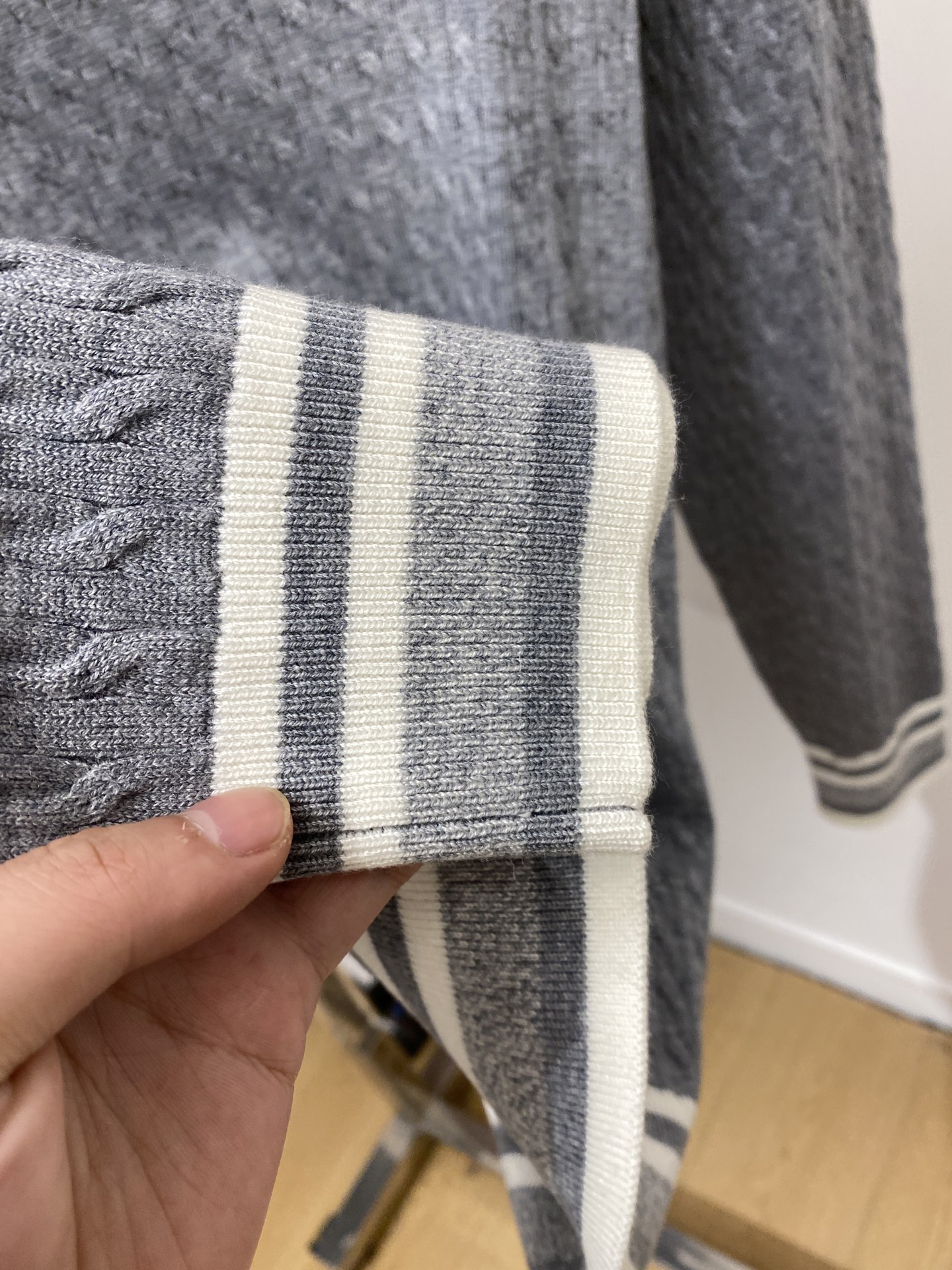 普拉达、2025新品羊毛衣 具有手感细腻柔软，可直接与肌肤接触，让暖心的纱线变化出细腻的质感，顶级工艺极