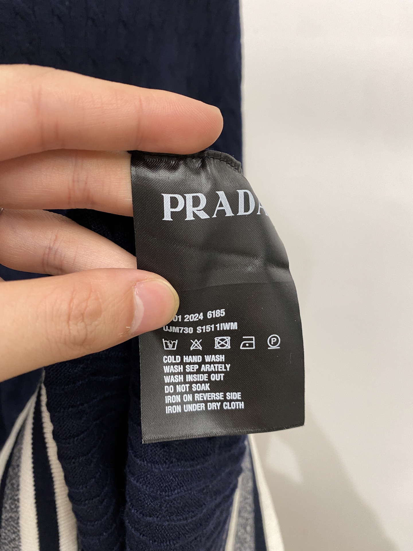 普拉达、2025新品羊毛衣 具有手感细腻柔软，可直接与肌肤接触，让暖心的纱线变化出细腻的质感，顶级工艺极