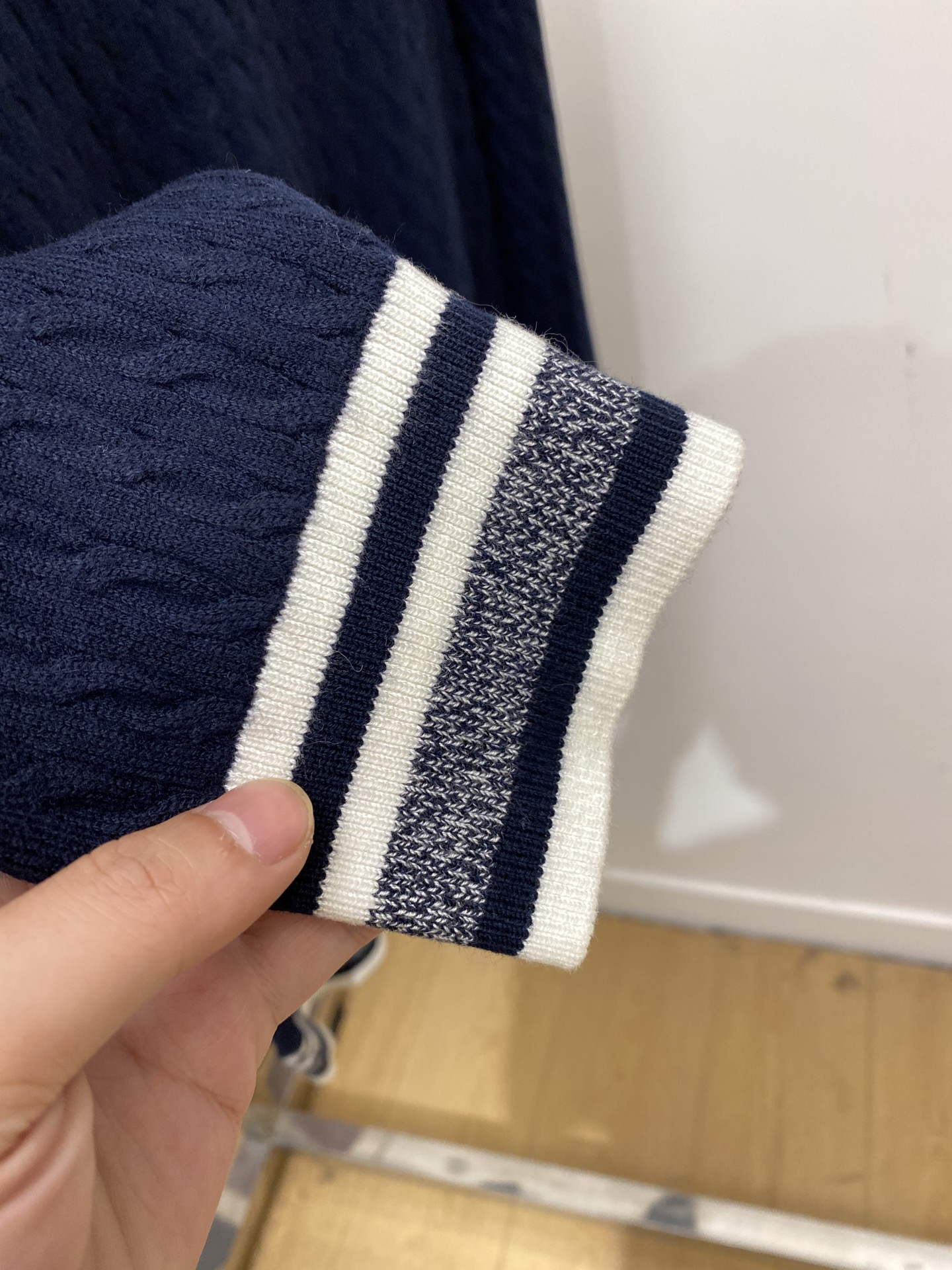 普拉达、2025新品羊毛衣 具有手感细腻柔软，可直接与肌肤接触，让暖心的纱线变化出细腻的质感，顶级工艺极