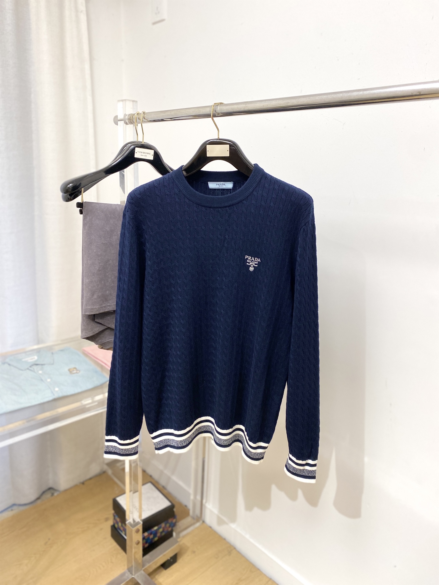 普拉达、2025新品羊毛衣 具有手感细腻柔软，可直接与肌肤接触，让暖心的纱线变化出细腻的质感，顶级工艺极
