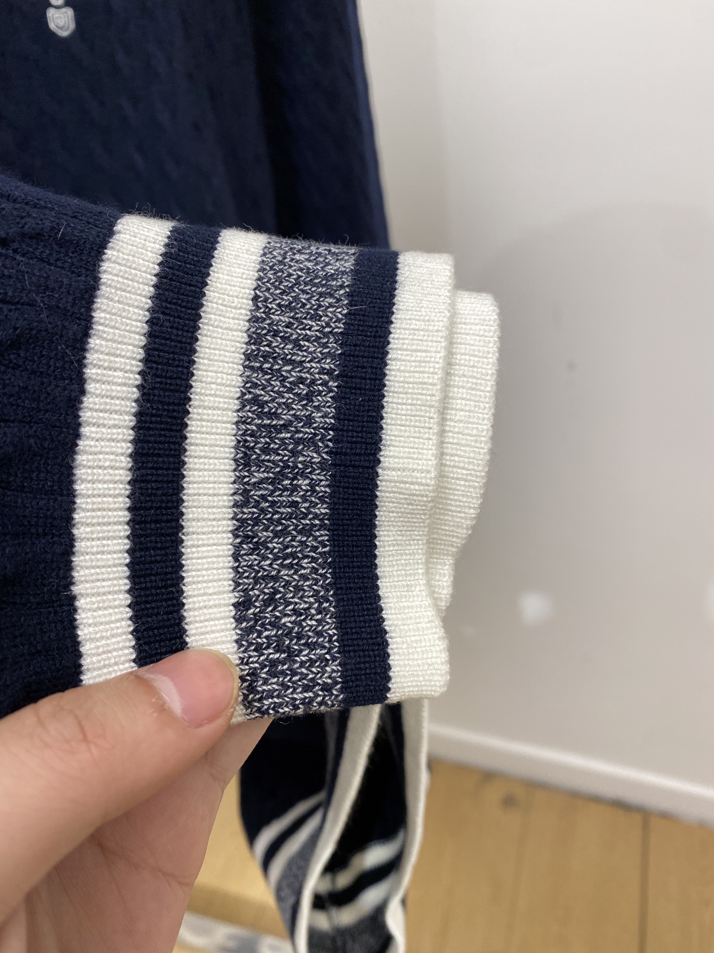 普拉达、2025新品羊毛衣 具有手感细腻柔软，可直接与肌肤接触，让暖心的纱线变化出细腻的质感，顶级工艺极