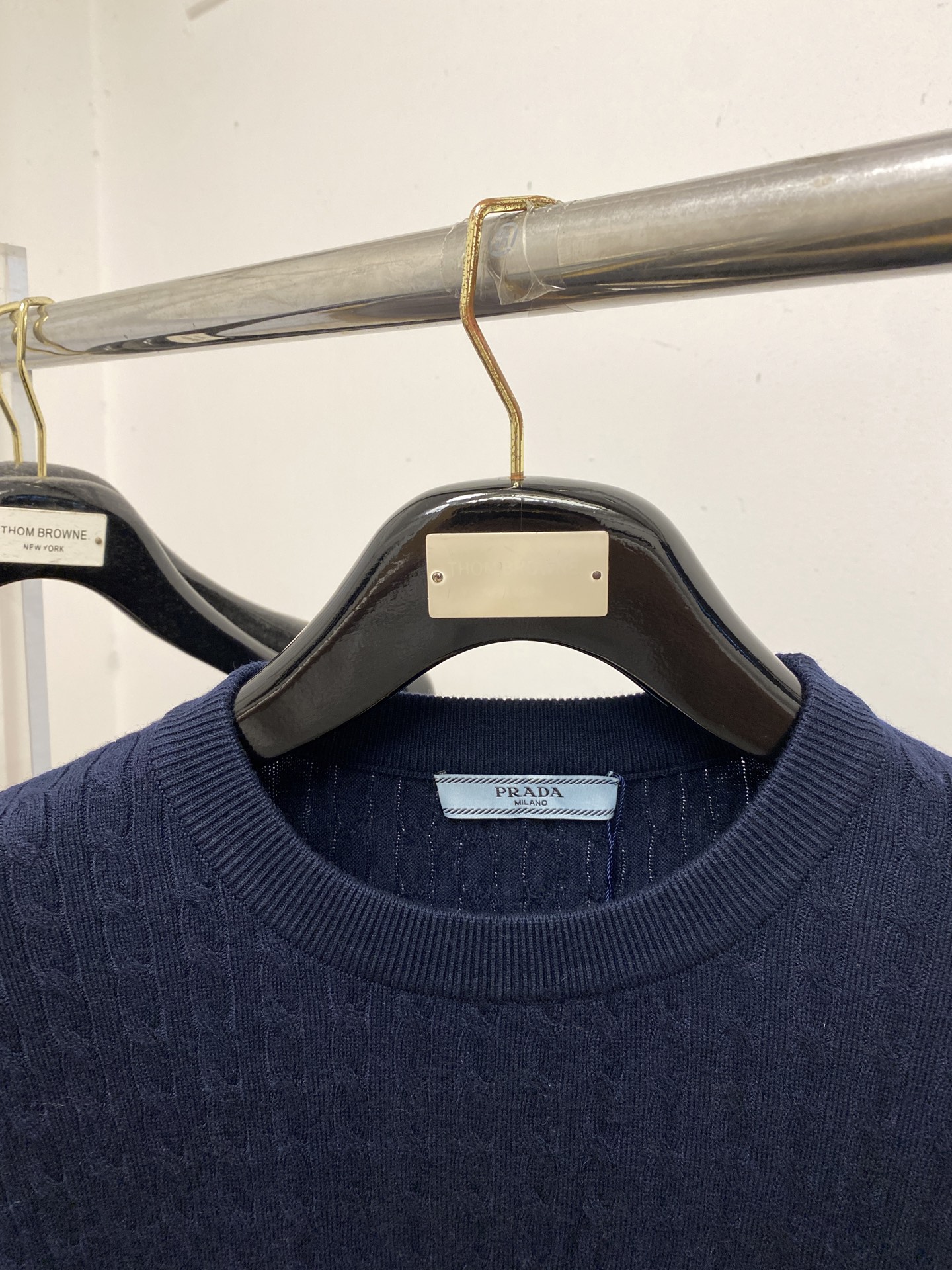 普拉达、2025新品羊毛衣 具有手感细腻柔软，可直接与肌肤接触，让暖心的纱线变化出细腻的质感，顶级工艺极