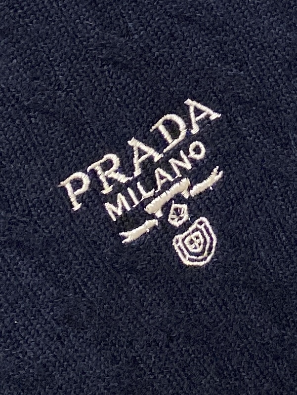 普拉达、2025新品羊毛衣 具有手感细腻柔软，可直接与肌肤接触，让暖心的纱线变化出细腻的质感，顶级工艺极