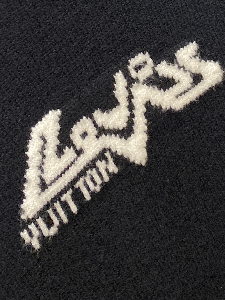 路易威登、2025新品羊毛衣 具有手感细腻柔软，可直接与肌肤接触，让暖心的纱线变化出细腻的质感，顶级工艺