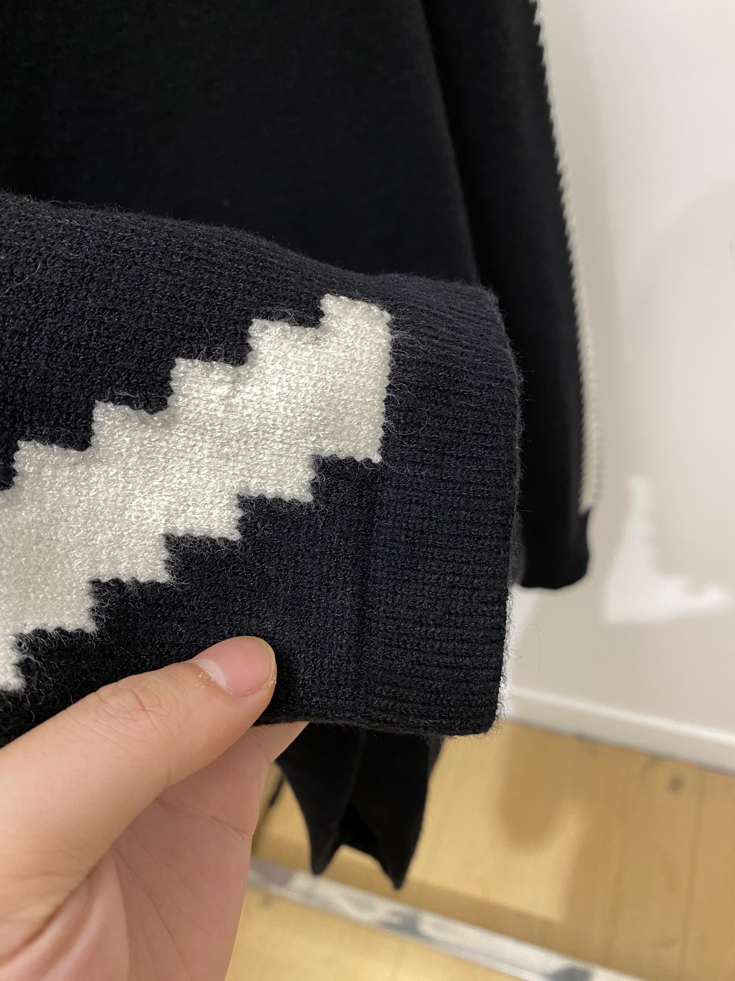 路易威登、2025新品羊毛衣 具有手感细腻柔软，可直接与肌肤接触，让暖心的纱线变化出细腻的质感，顶级工艺