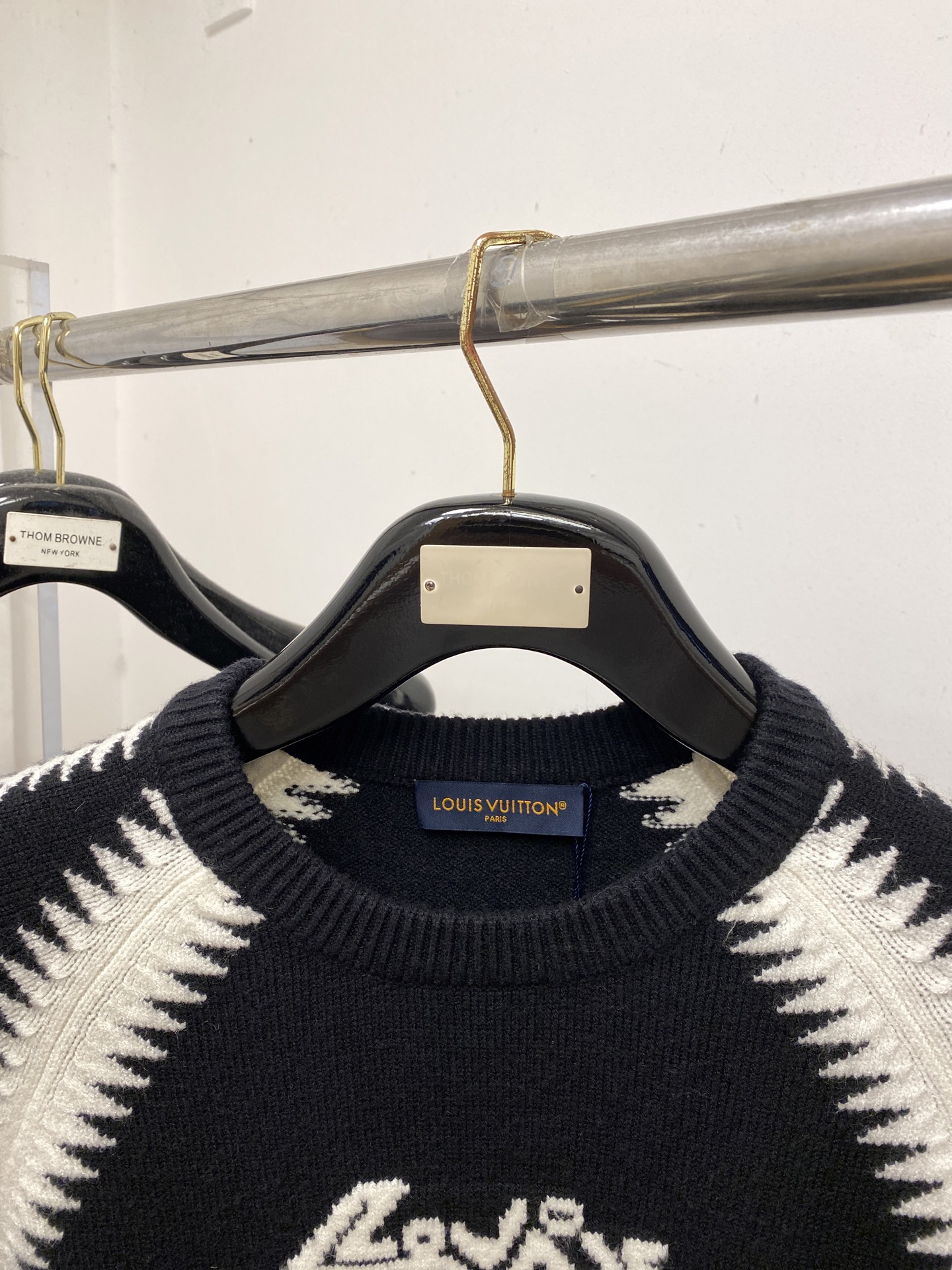 路易威登、2025新品羊毛衣 具有手感细腻柔软，可直接与肌肤接触，让暖心的纱线变化出细腻的质感，顶级工艺