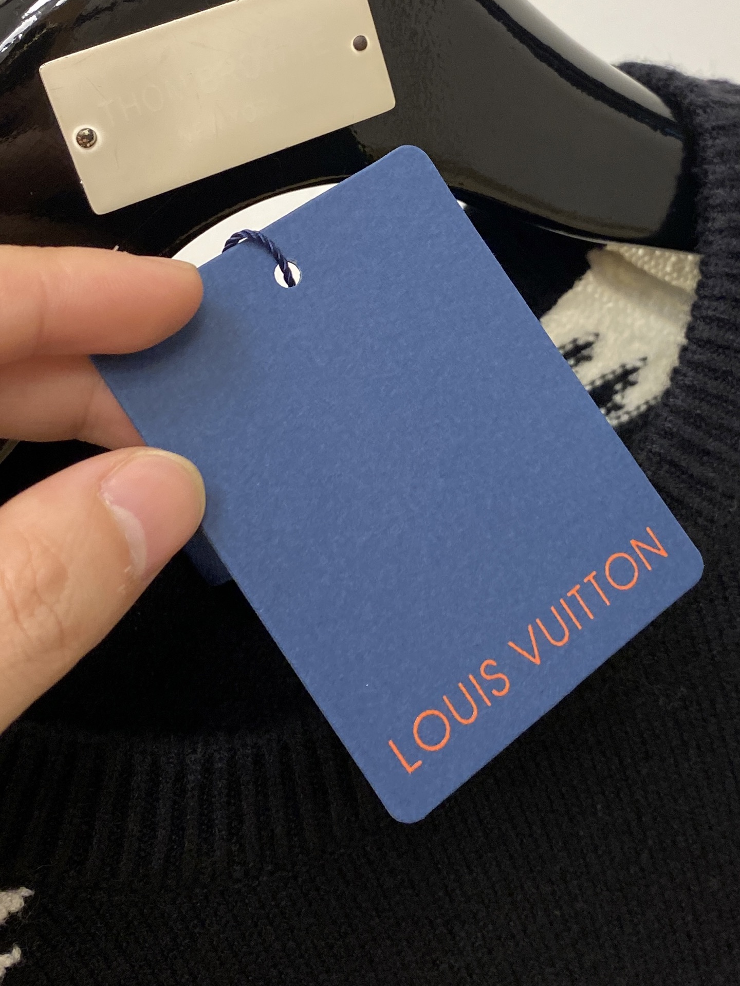 路易威登、2025新品羊毛衣 具有手感细腻柔软，可直接与肌肤接触，让暖心的纱线变化出细腻的质感，顶级工艺