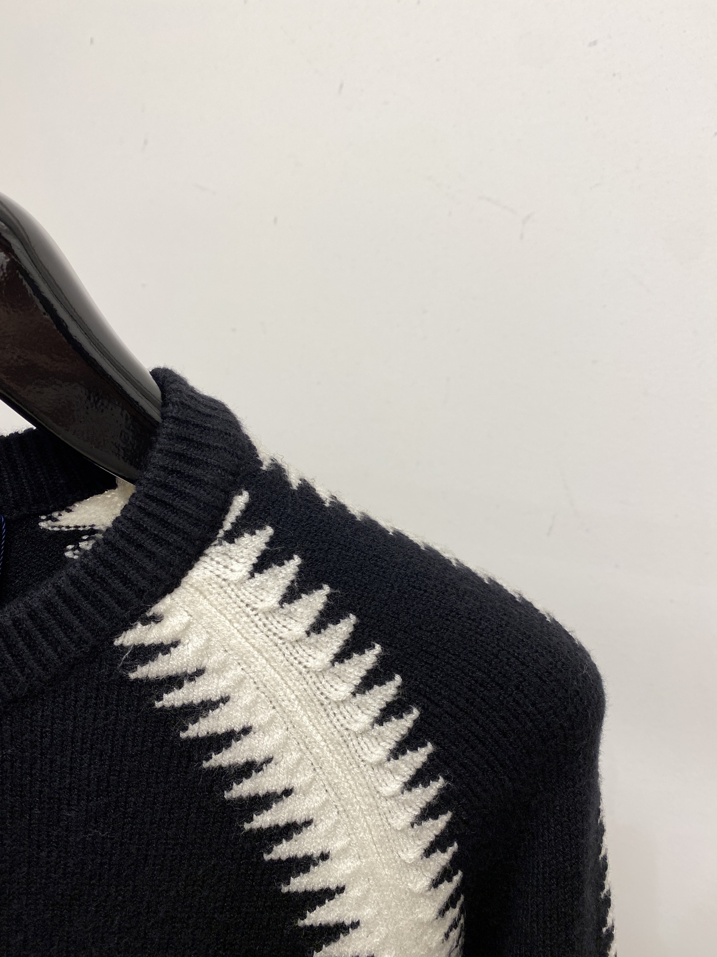 路易威登、2025新品羊毛衣 具有手感细腻柔软，可直接与肌肤接触，让暖心的纱线变化出细腻的质感，顶级工艺