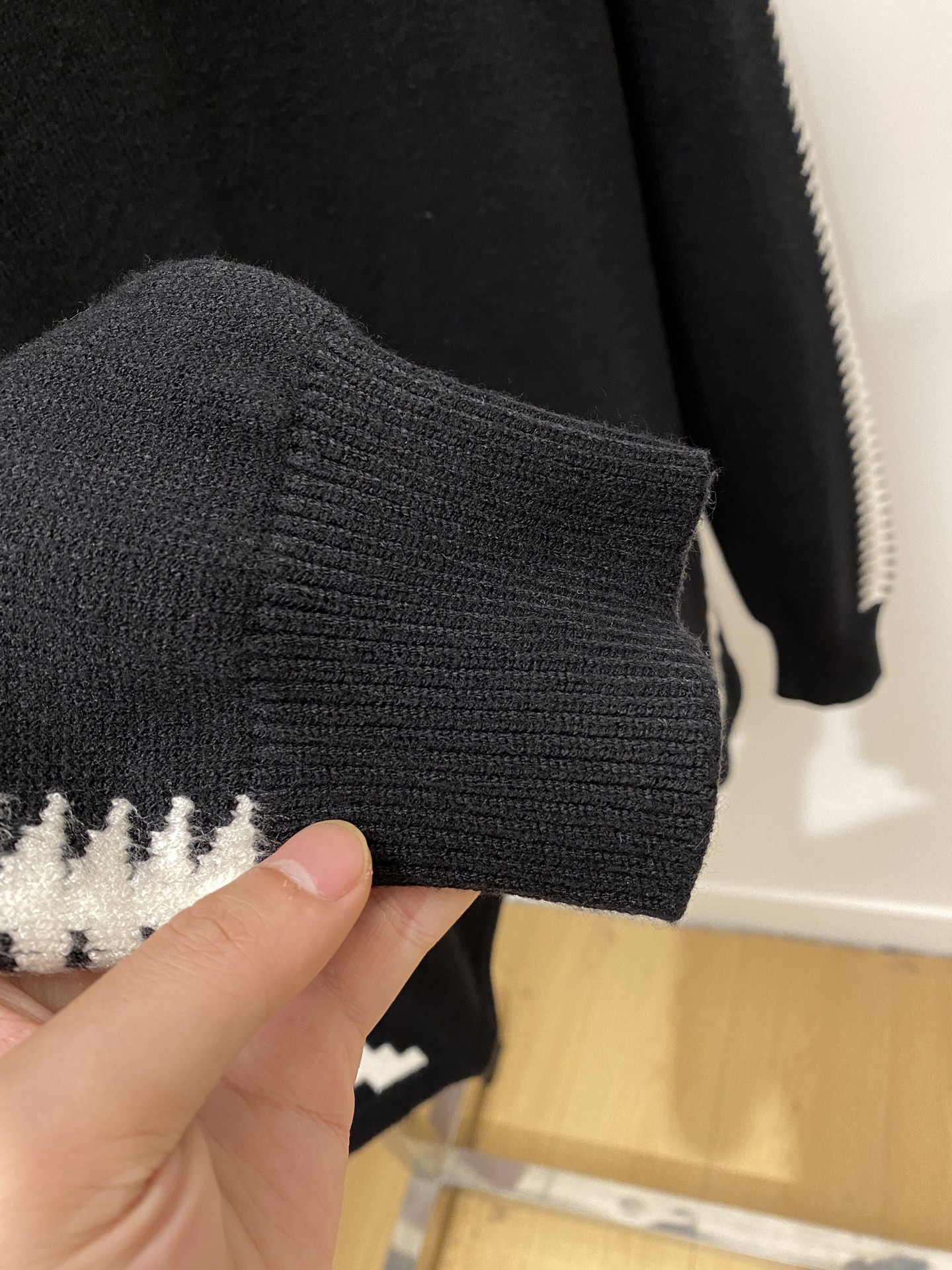 路易威登、2025新品羊毛衣 具有手感细腻柔软，可直接与肌肤接触，让暖心的纱线变化出细腻的质感，顶级工艺