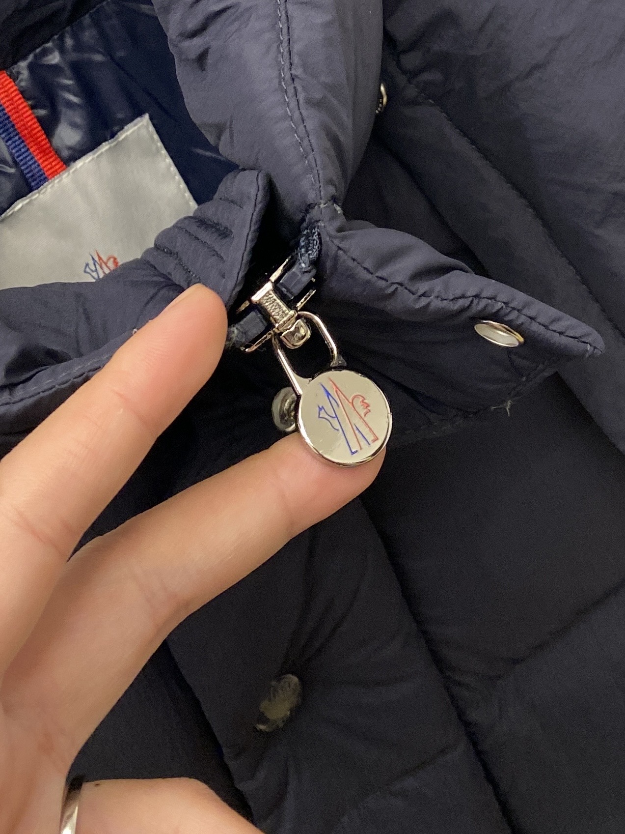 蒙口、2025最新款男士轻薄羽绒服、面料柔软舒适 ．上身版型超赞 ．拉链．辅料都是客供 、进口面料，轻便