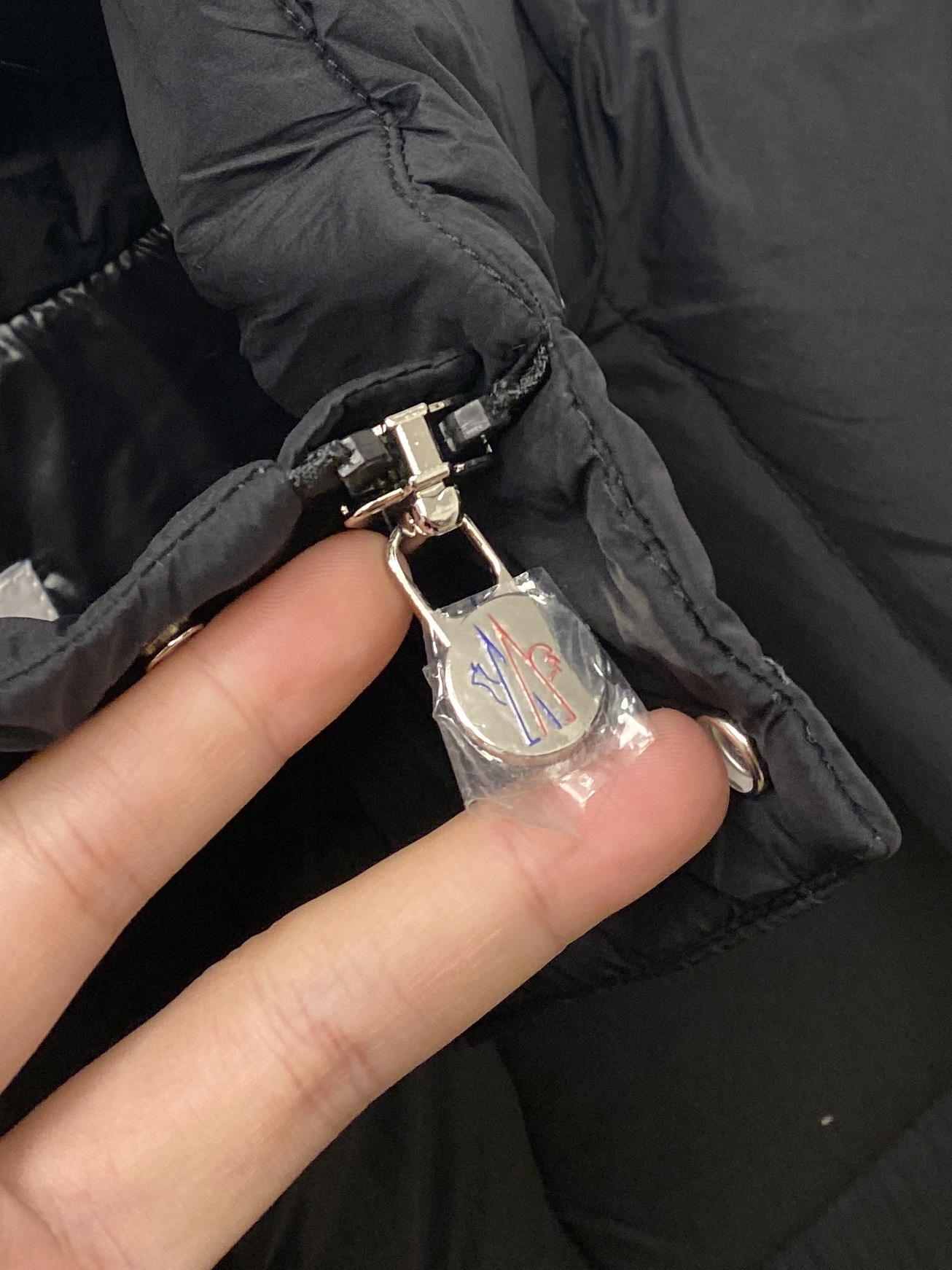 蒙口、2025最新款男士轻薄羽绒服、面料柔软舒适 ．上身版型超赞 ．拉链．辅料都是客供 、进口面料，轻便