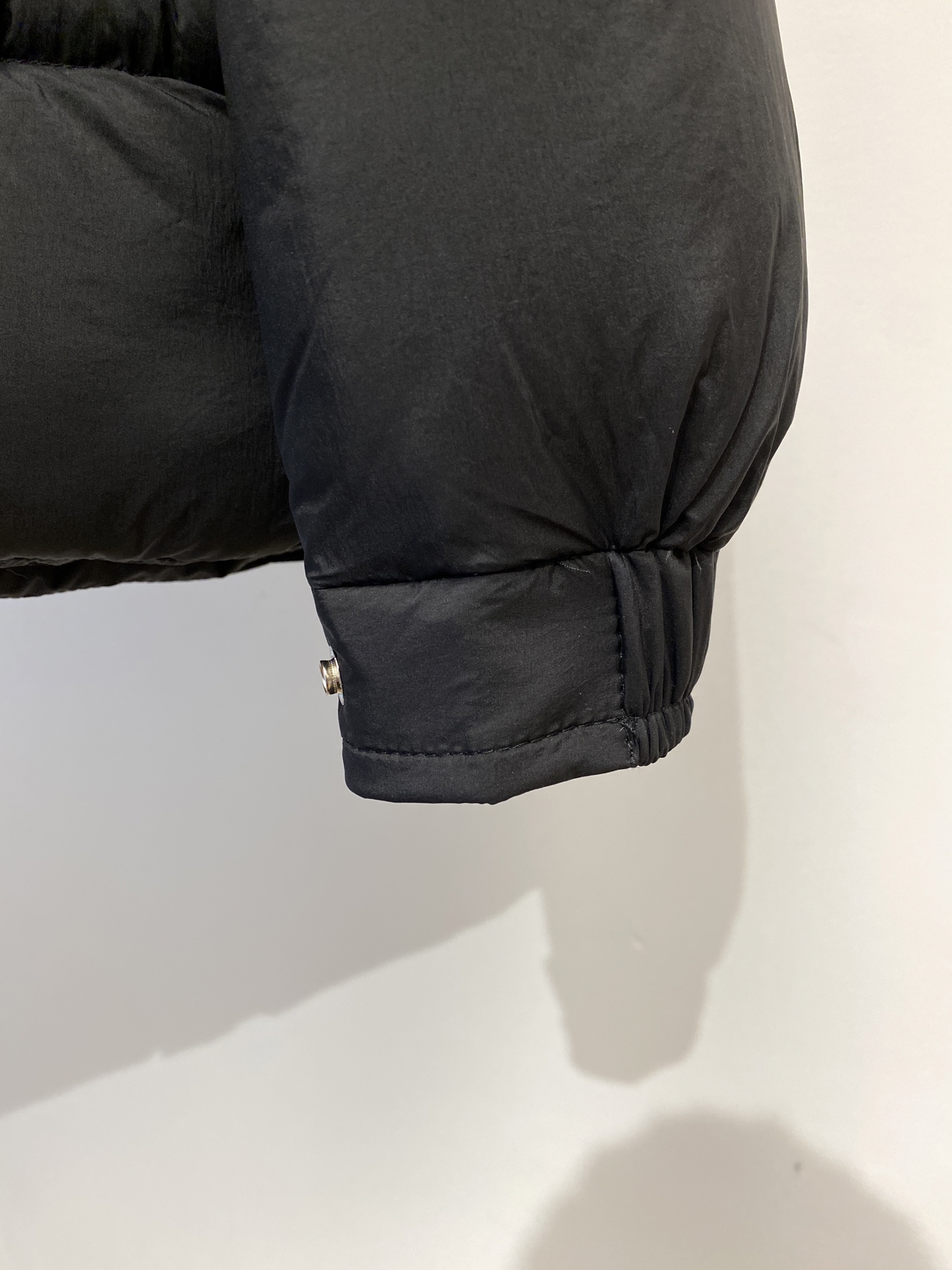 蒙口、2025最新款男士轻薄羽绒服、面料柔软舒适 ．上身版型超赞 ．拉链．辅料都是客供 、进口面料，轻便