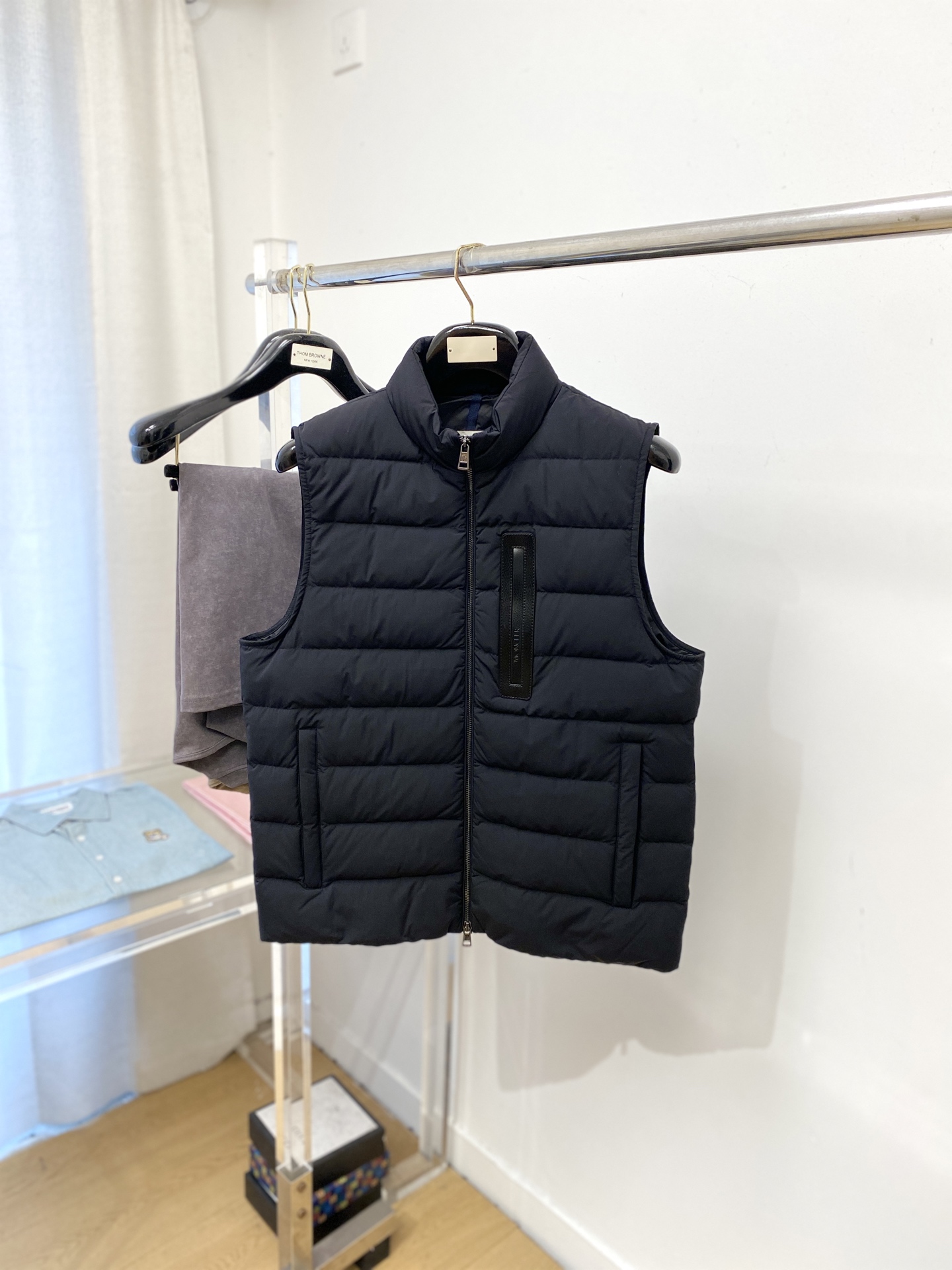 NO:601108,Mouth covering, the latest 2025 men's lightweight down vest, the fabric is soft and comfortable.  The upper body shape is awesome.  zipper.  The accessories are all custom-supplied and imported fabrics, which are light and comfortable, warm and stylish, simple and elegant!  Lightweight and warm, the best choice to keep out the cold in autumn and winter. Size M-3XL, Moncler, down jacket, alexander wang19860909蒙口、2025最新款男士轻薄羽绒马甲、面料柔软舒适 ．上身版型超赞 ．拉链．辅料都是客供 、进口面料,轻便舒适,保暖有型、简单大方款式！轻便保暖、秋冬御寒的最佳选择 码数M-3XL,,Moncler,down jacket,alexander wang,Men's clothing