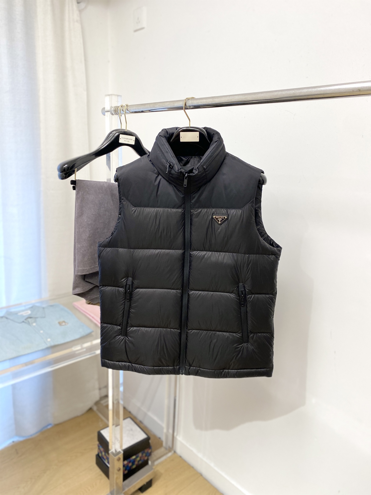 NO:601110,Prada, the latest 2025 men's lightweight down vest, the fabric is soft and comfortable.  The upper body shape is awesome.  zipper.  The accessories are all custom-supplied and imported fabrics, which are light and comfortable, warm and stylish, simple and elegant!  Lightweight and warm, the best choice to keep out the cold in autumn and winter. Size M-3XL, loro piana, prada, down jacket, alexander wang19860909普拉达、2025最新款男士轻薄羽绒马甲、面料柔软舒适 ．上身版型超赞 ．拉链．辅料都是客供 、进口面料,轻便舒适,保暖有型、简单大方款式！轻便保暖、秋冬御寒的最佳选择 码数M-3XL,,loro piana,prada,down jacket,alexander wang,Men's clothing