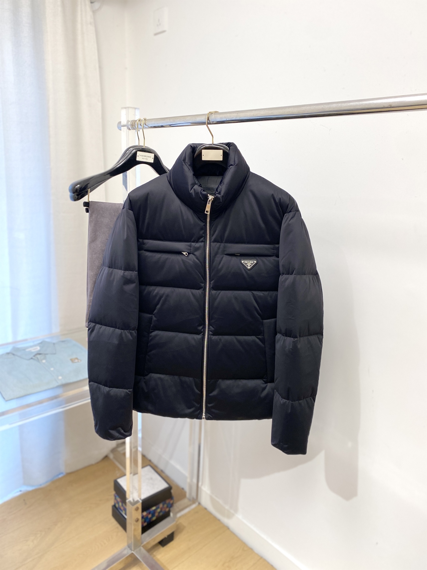 NO:601116,Prada, the latest 2025 men's lightweight down jacket, the fabric is soft and comfortable.  The upper body shape is awesome.  zipper.  The accessories are all custom-supplied and imported fabrics, which are light and comfortable, warm and stylish, simple and elegant!  Lightweight and warm, the best choice to keep out the cold in autumn and winter. Size M-3XL, prada, down jacket, alexander wang19860909普拉达、2025最新款男士轻薄羽绒服、面料柔软舒适 ．上身版型超赞 ．拉链．辅料都是客供 、进口面料,轻便舒适,保暖有型、简单大方款式！轻便保暖、秋冬御寒的最佳选择 码数M-3XL,,prada,down jacket,alexander wang,Men's clothing