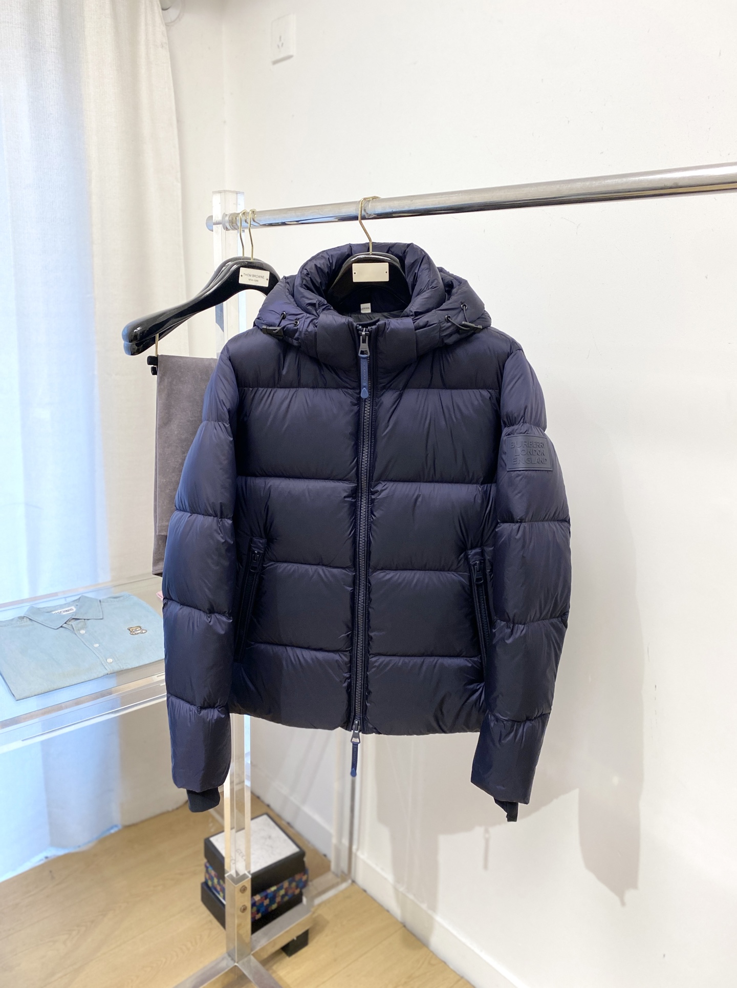 NO:601114,Burberry, the latest 2025 men's lightweight down jacket, the fabric is soft and comfortable.  The upper body shape is awesome.  zipper.  The accessories are all custom-supplied and imported fabrics, which are light and comfortable, warm and stylish, simple and elegant!  Lightweight and warm, the best choice to keep out the cold in autumn and winter. Size S-XXL,,burberry,down jacket,alexander wang19860909巴宝莉、2025最新款男士轻薄羽绒服、面料柔软舒适 ．上身版型超赞 ．拉链．辅料都是客供 、进口面料,轻便舒适,保暖有型、简单大方款式！轻便保暖、秋冬御寒的最佳选择 码数S-XXL,,burberry,down jacket,alexander wang,Men's clothing