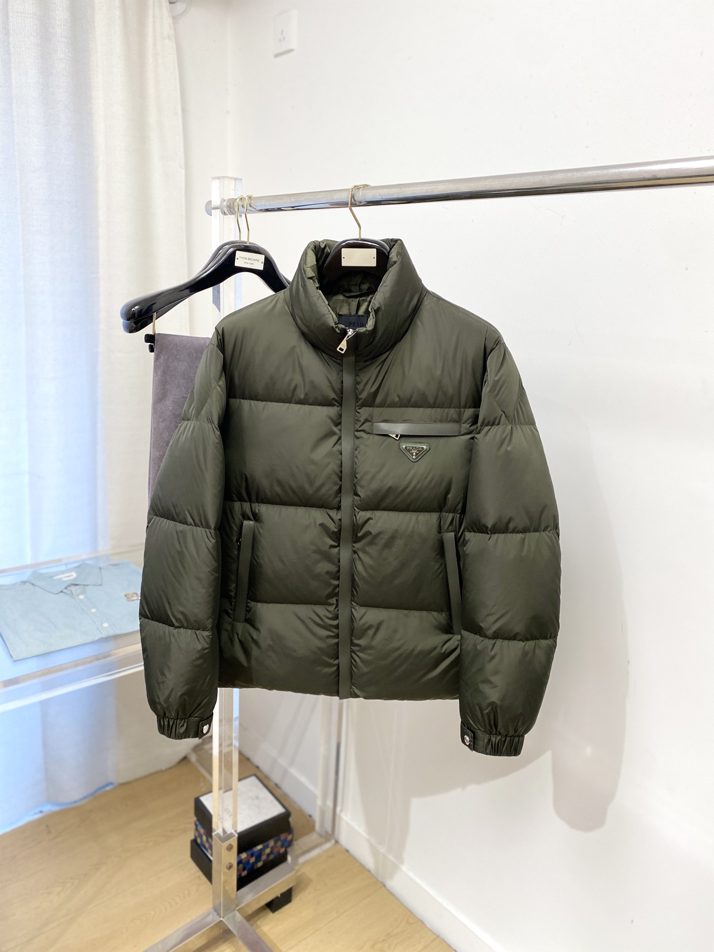 NO:597800,Prada, the latest 2025 men's lightweight down jacket, the fabric is soft and comfortable.  The upper body shape is awesome.  zipper.  The accessories are all custom-supplied and imported fabrics, which are light and comfortable, warm and stylish, simple and elegant!  Lightweight and warm, the best choice to keep out the cold in autumn and winter. Size M-3XL, prada, down jacket, alexander wang19860909普拉达、2025最新款男士轻薄羽绒服、面料柔软舒适 ．上身版型超赞 ．拉链．辅料都是客供 、进口面料,轻便舒适,保暖有型、简单大方款式！轻便保暖、秋冬御寒的最佳选择 码数M-3XL,,prada,down jacket,alexander wang,Men's clothing