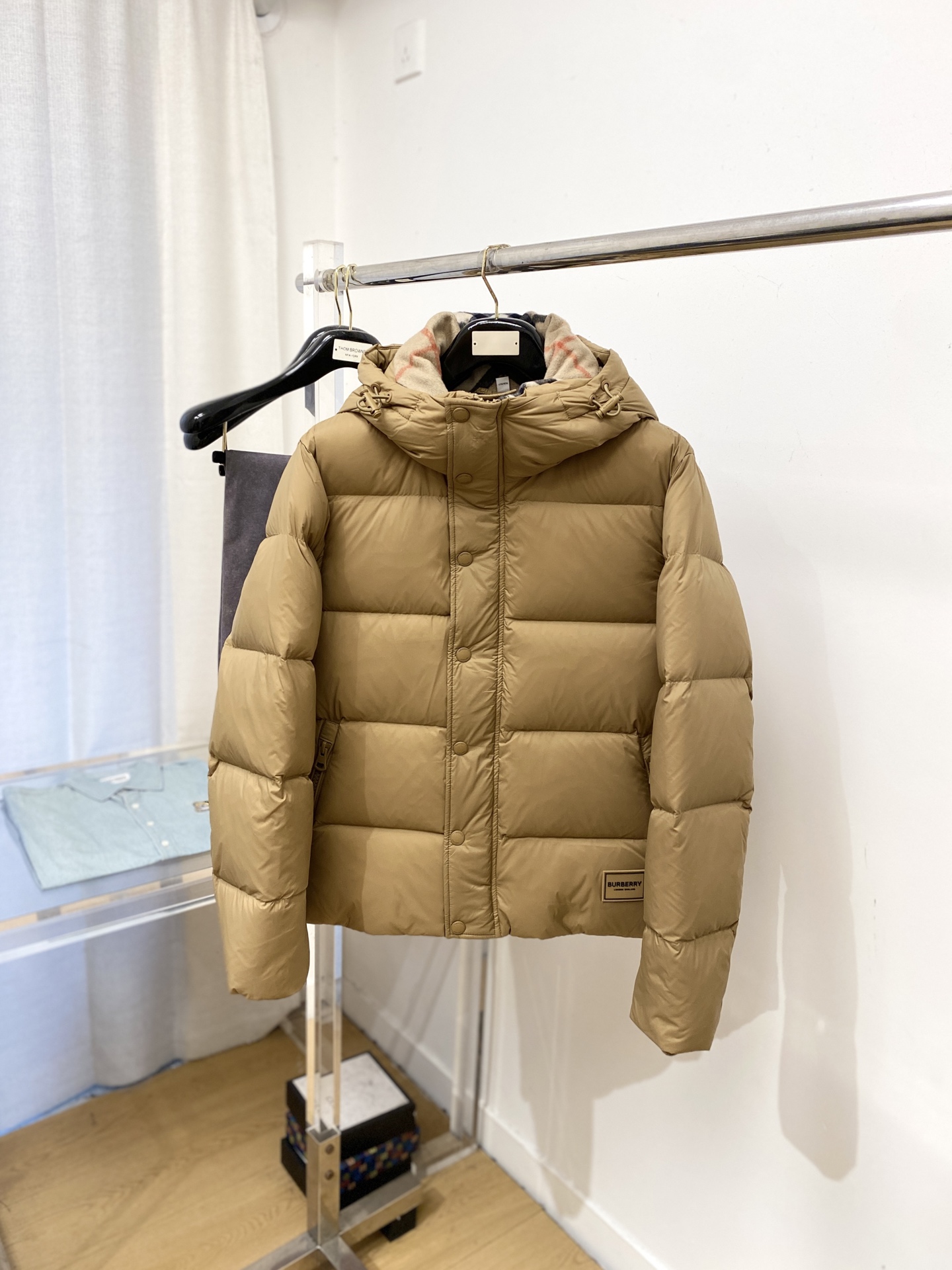 NO:597806,Burberry, the latest 2025 men's lightweight down jacket, the fabric is soft and comfortable.  The upper body shape is awesome.  zipper.  The accessories are all custom-supplied and imported fabrics, which are light and comfortable, warm and stylish, simple and elegant!  Lightweight and warm, the best choice to keep out the cold in autumn and winter. Size M-3XL,,burberry,down jacket,alexander wang19860909巴宝莉、2025最新款男士轻薄羽绒服、面料柔软舒适 ．上身版型超赞 ．拉链．辅料都是客供 、进口面料,轻便舒适,保暖有型、简单大方款式！轻便保暖、秋冬御寒的最佳选择 码数M-3XL,,burberry,down jacket,alexander wang,Men's clothing