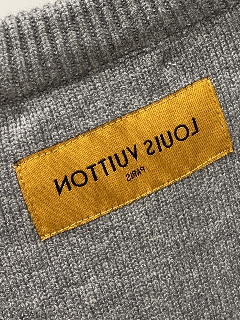 路易威登、2025新品羊毛衣 具有手感细腻柔软，可直接与肌肤接触，让暖心的纱线变化出细腻的质感，顶级工艺