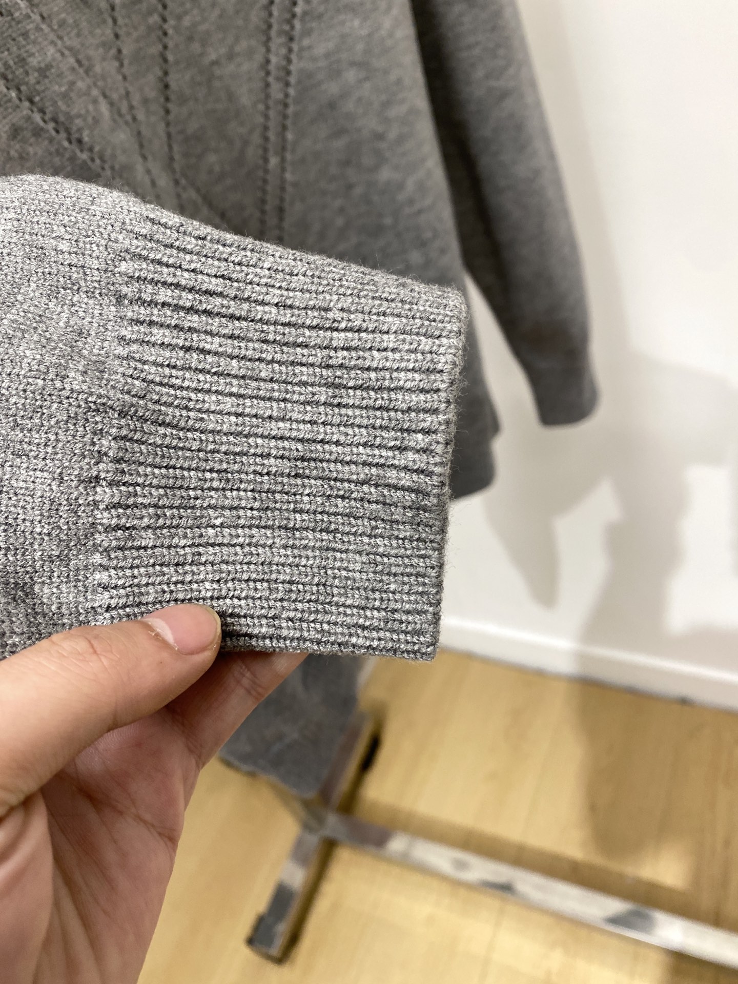 路易威登、2025新品羊毛衣 具有手感细腻柔软，可直接与肌肤接触，让暖心的纱线变化出细腻的质感，顶级工艺