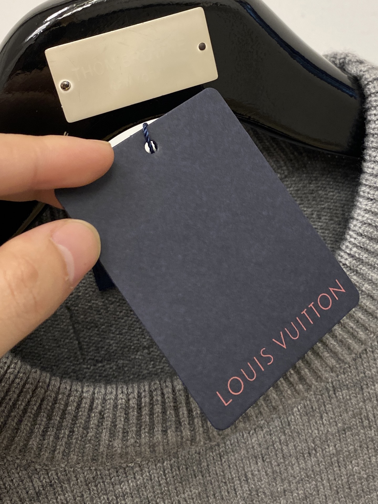 路易威登、2025新品羊毛衣 具有手感细腻柔软，可直接与肌肤接触，让暖心的纱线变化出细腻的质感，顶级工艺