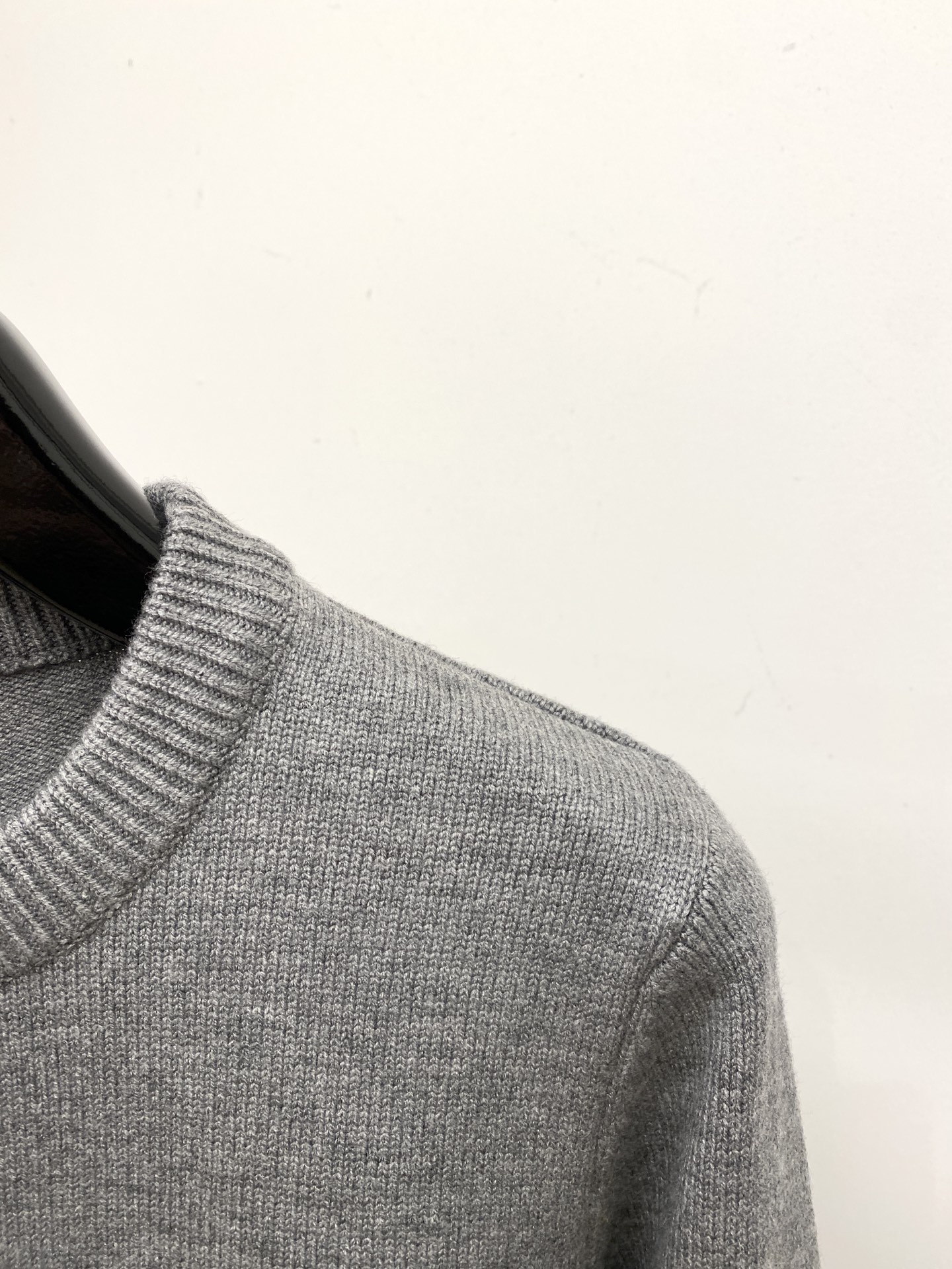 路易威登、2025新品羊毛衣 具有手感细腻柔软，可直接与肌肤接触，让暖心的纱线变化出细腻的质感，顶级工艺