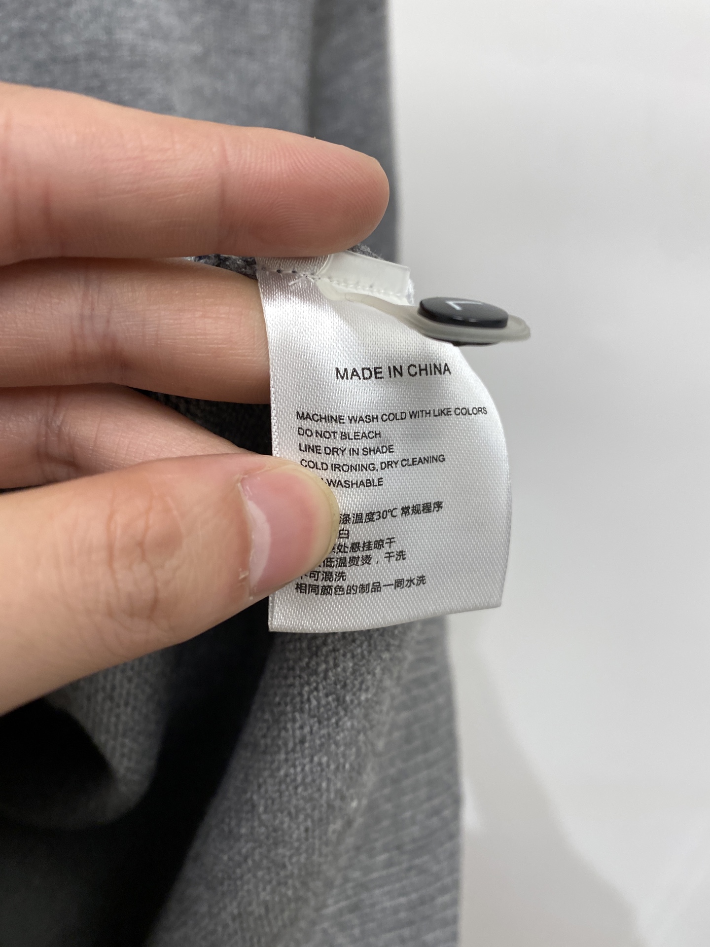 路易威登、2025新品羊毛衣 具有手感细腻柔软，可直接与肌肤接触，让暖心的纱线变化出细腻的质感，顶级工艺