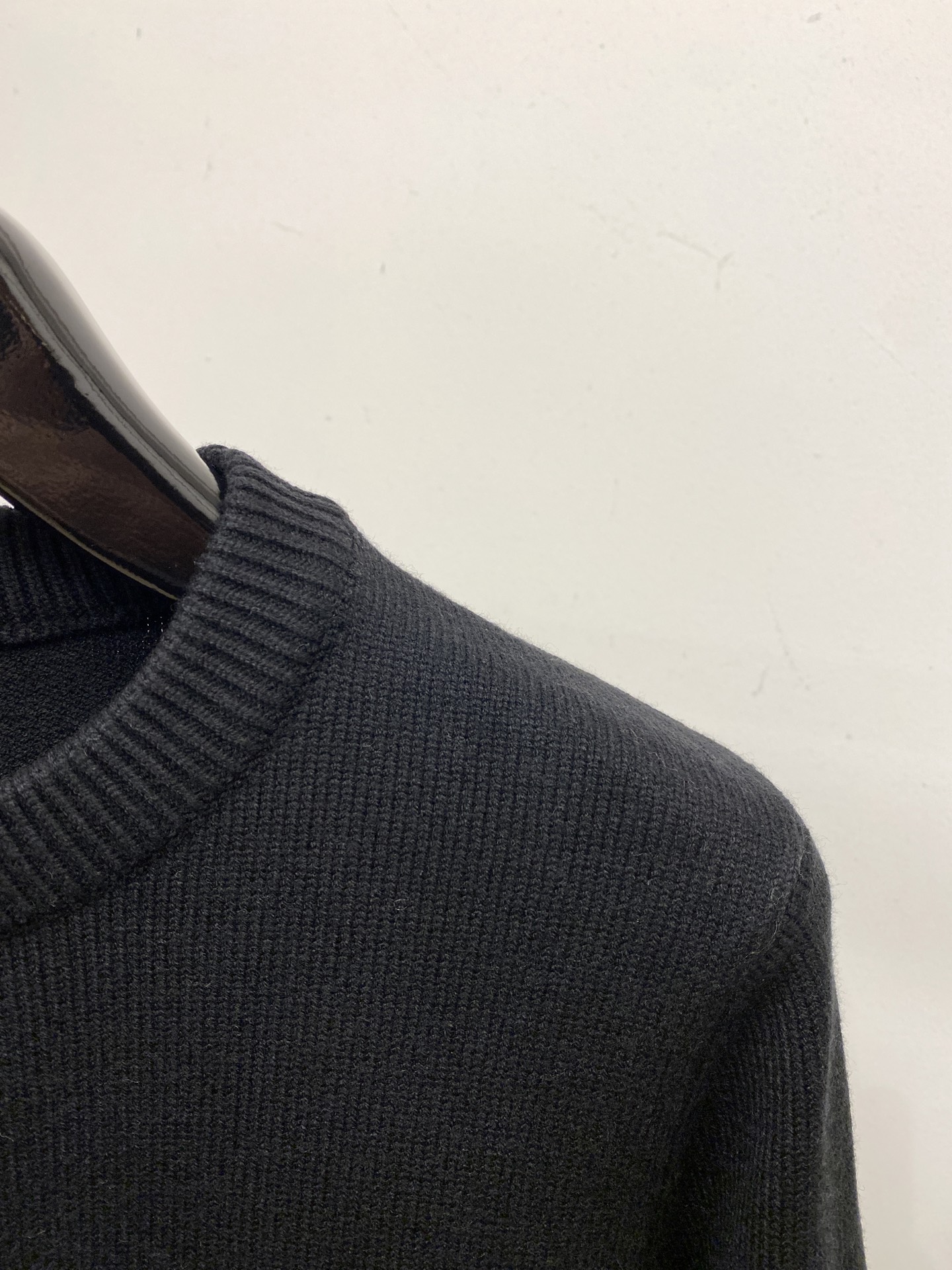 路易威登、2025新品羊毛衣 具有手感细腻柔软，可直接与肌肤接触，让暖心的纱线变化出细腻的质感，顶级工艺