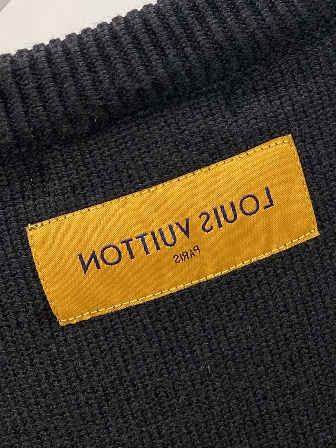 路易威登、2025新品羊毛衣 具有手感细腻柔软，可直接与肌肤接触，让暖心的纱线变化出细腻的质感，顶级工艺