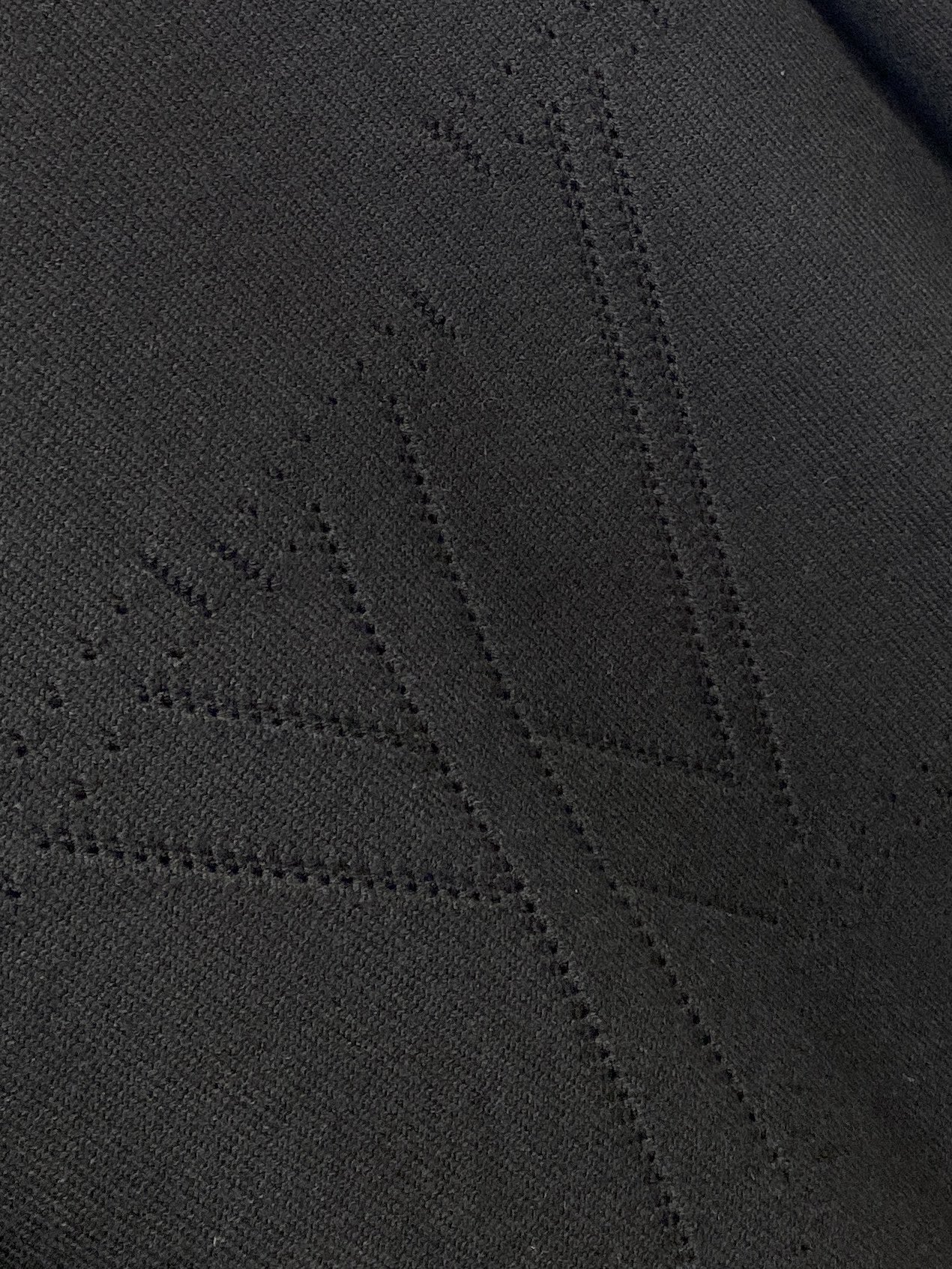 路易威登、2025新品羊毛衣 具有手感细腻柔软，可直接与肌肤接触，让暖心的纱线变化出细腻的质感，顶级工艺