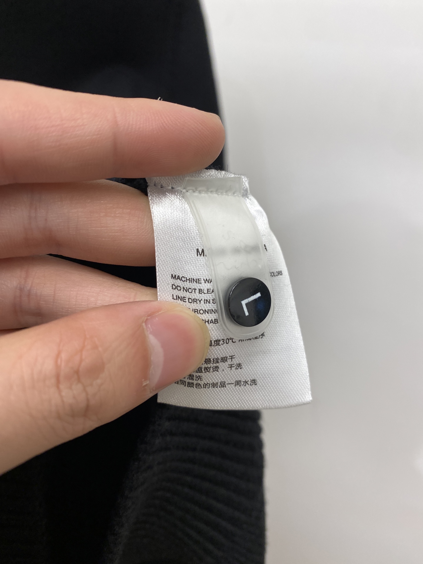 路易威登、2025新品羊毛衣 具有手感细腻柔软，可直接与肌肤接触，让暖心的纱线变化出细腻的质感，顶级工艺