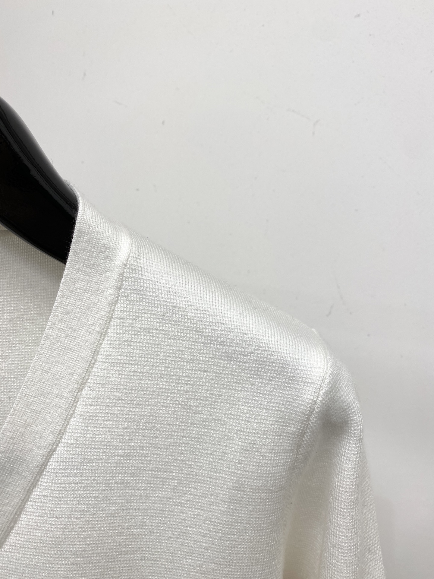 TB、2025新品开衫羊毛衣 具有手感细腻柔软，可直接与肌肤接触，让暖心的纱线变化出细腻的质感，顶级工艺