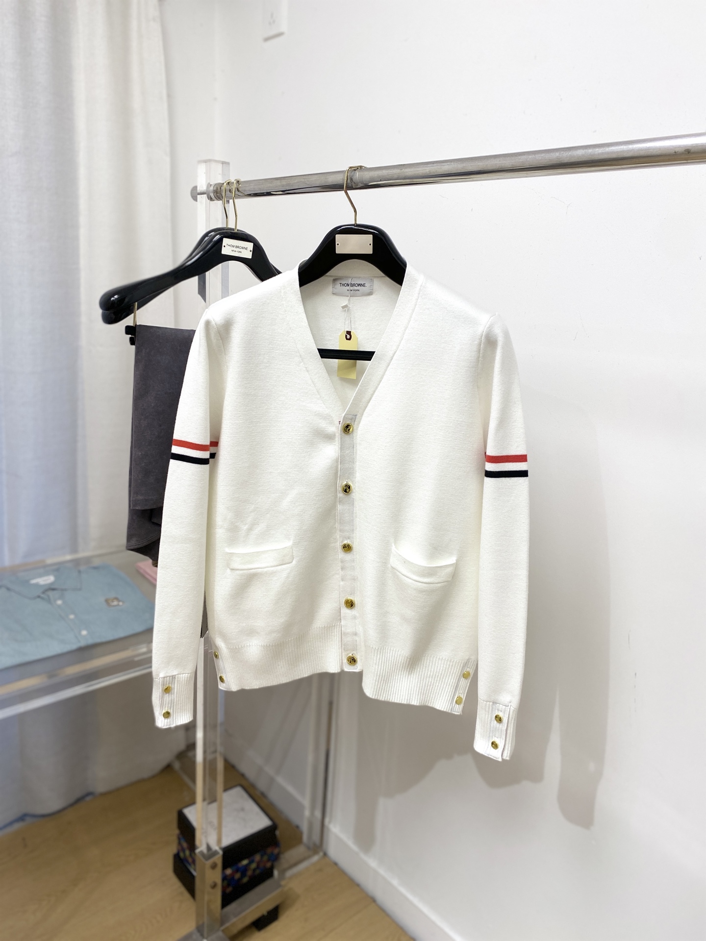 TB、2025新品开衫羊毛衣 具有手感细腻柔软，可直接与肌肤接触，让暖心的纱线变化出细腻的质感，顶级工艺