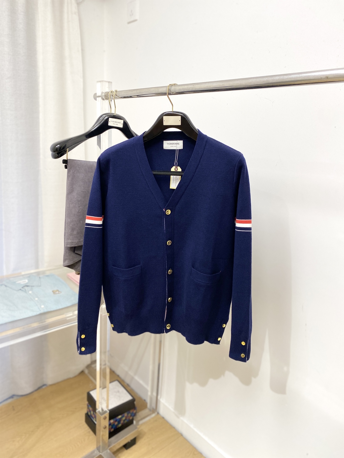 TB、2025新品开衫羊毛衣 具有手感细腻柔软，可直接与肌肤接触，让暖心的纱线变化出细腻的质感，顶级工艺