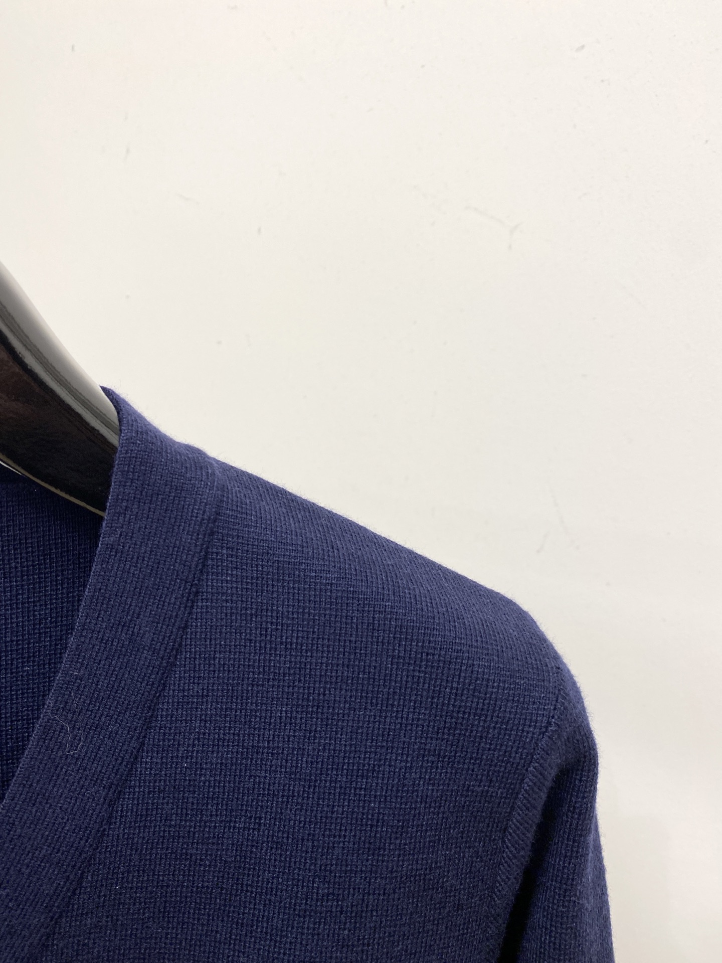 TB、2025新品开衫羊毛衣 具有手感细腻柔软，可直接与肌肤接触，让暖心的纱线变化出细腻的质感，顶级工艺