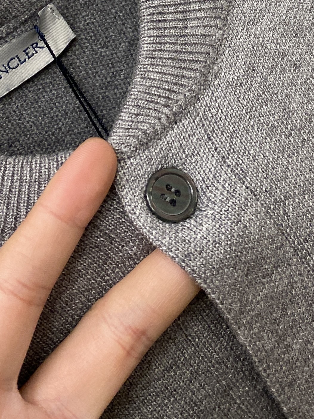 蒙口、2025新品羊毛衣外套 具有手感细腻柔软，可直接与肌肤接触，让暖心的纱线变化出细腻的质感，顶级工艺