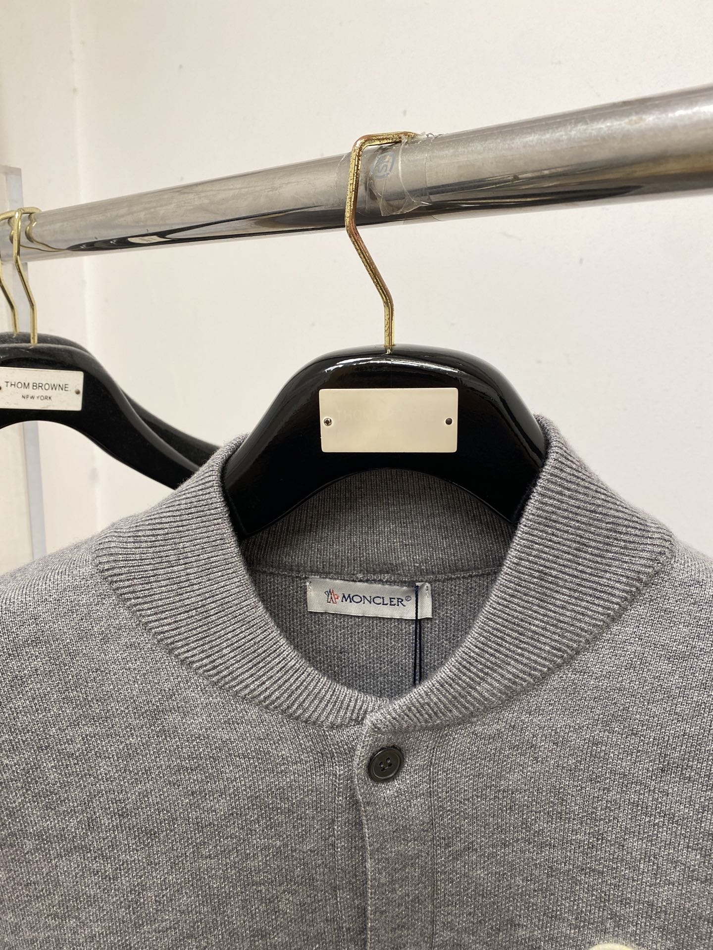 蒙口、2025新品羊毛衣外套 具有手感细腻柔软，可直接与肌肤接触，让暖心的纱线变化出细腻的质感，顶级工艺