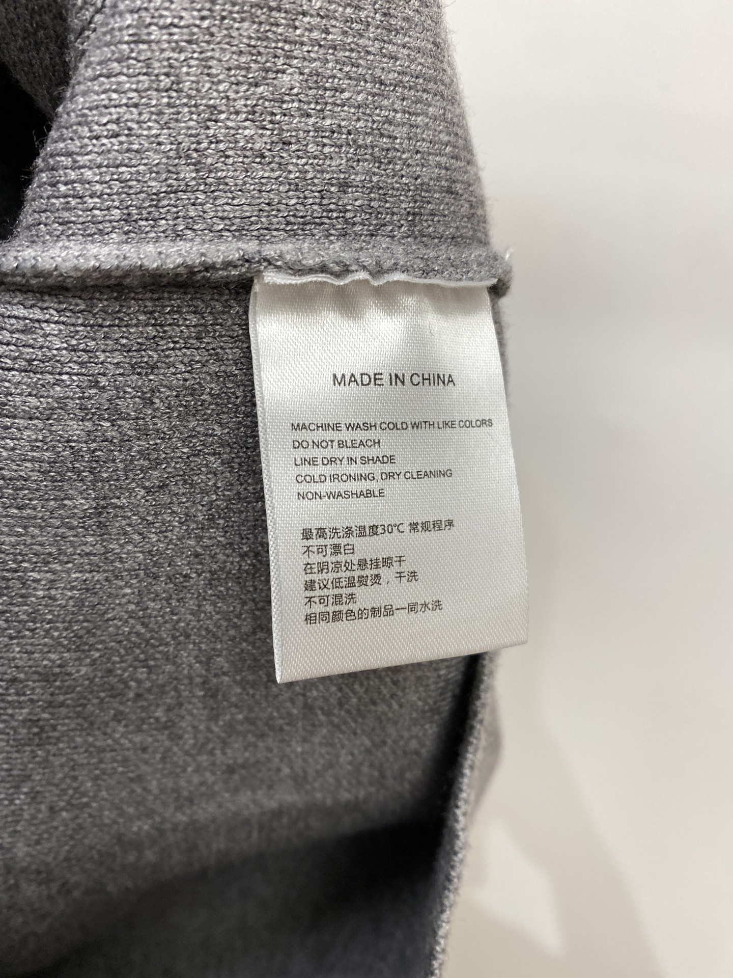 蒙口、2025新品羊毛衣外套 具有手感细腻柔软，可直接与肌肤接触，让暖心的纱线变化出细腻的质感，顶级工艺