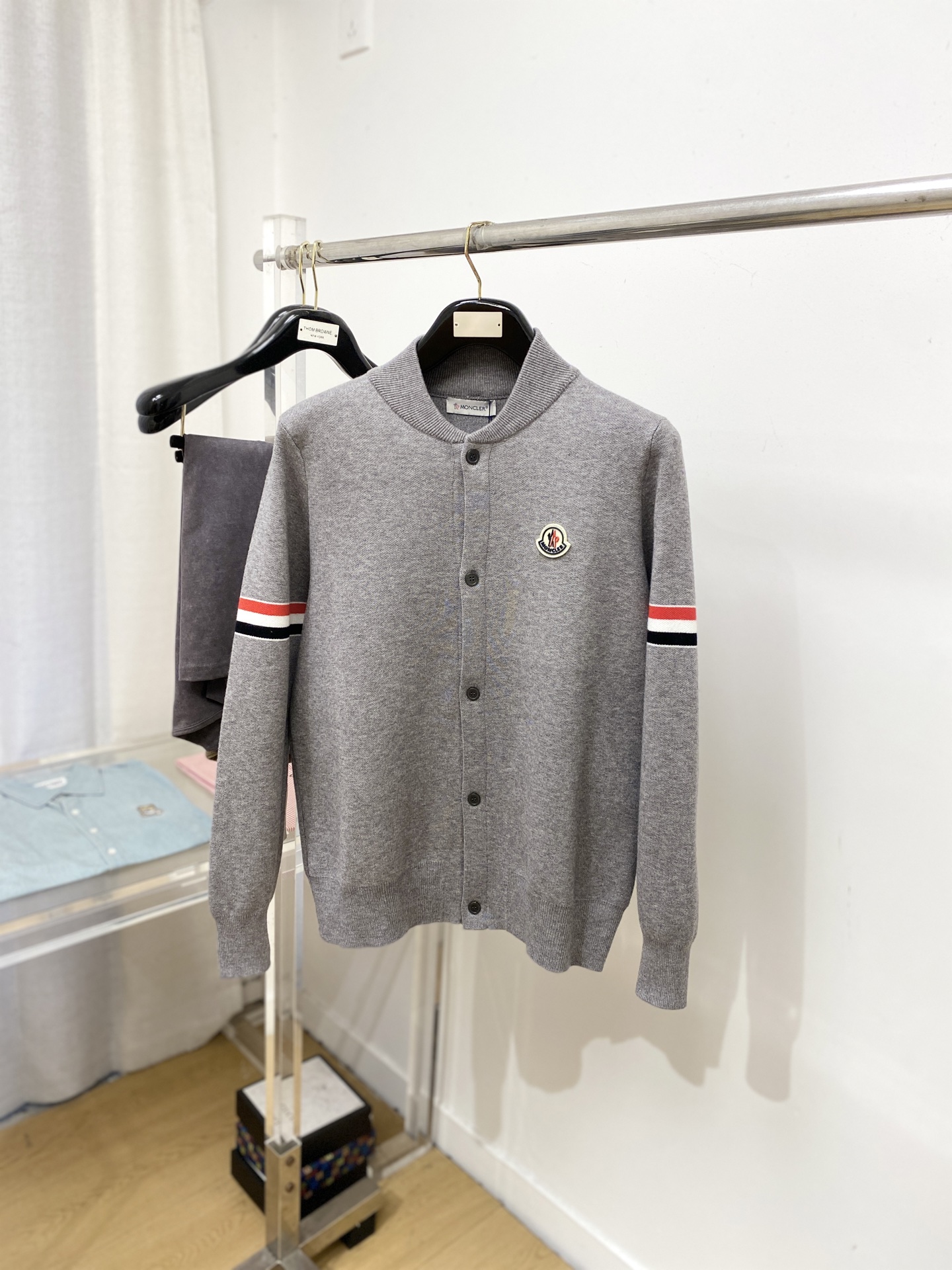 蒙口、2025新品羊毛衣外套 具有手感细腻柔软，可直接与肌肤接触，让暖心的纱线变化出细腻的质感，顶级工艺