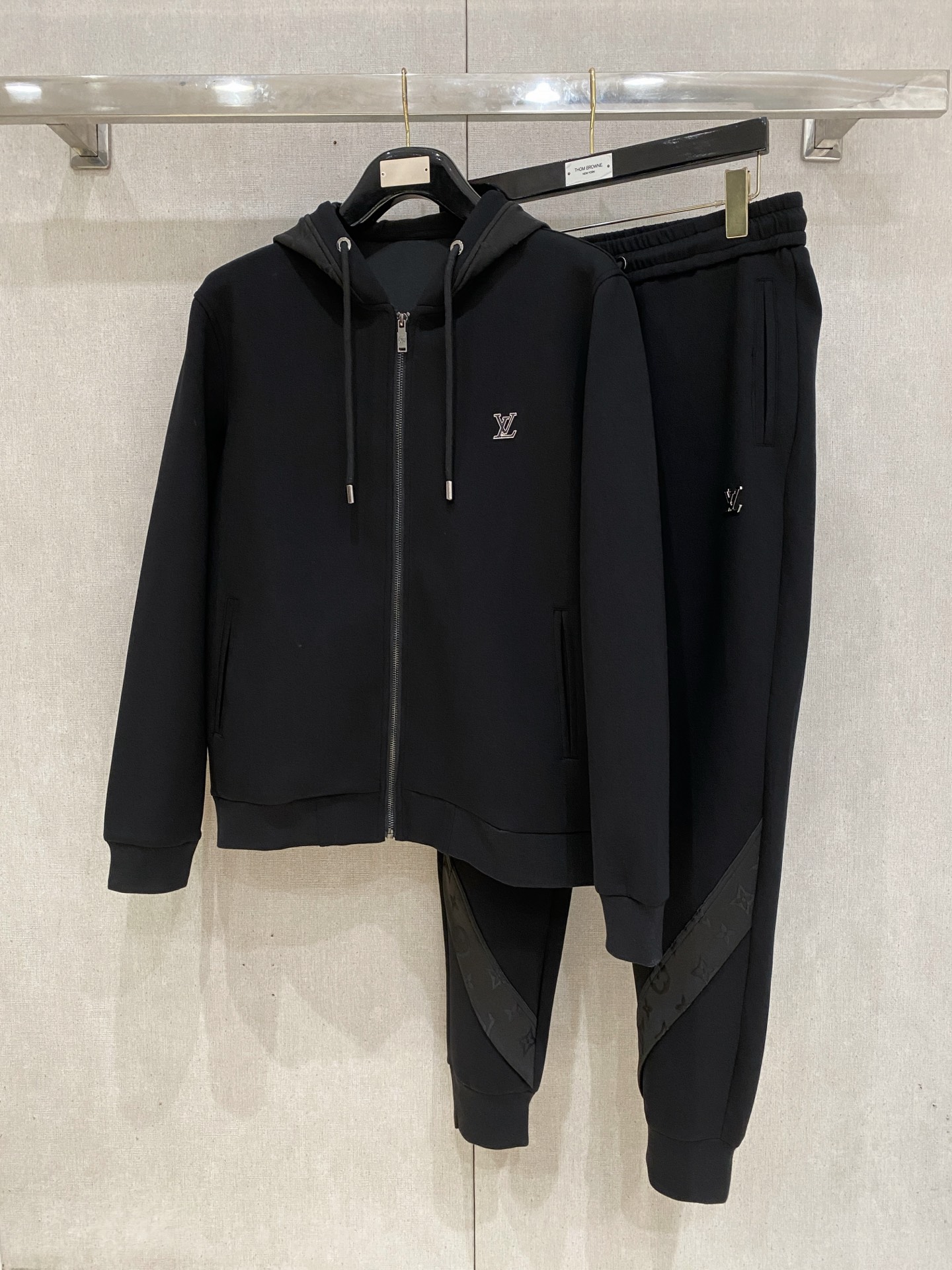 NO:612314,Louis Vuitton LV 2025 new hot-selling cardigan suit. The original product is carefully crafted by top designers. It has a fitting and perfect upper body effect. It is all-natural and high-quality and has a thickened new air layer. It has a close-fitting comfort, noble and elegant!  Original hardware embodies elegance and nobility!  Counter size M-3XL,,louis vuitton,louis vuitton,alexander wang19860909路易威登 LV 2025全新爆款开衫套装 原单狠货倾注顶级设计师的精心之作 就为一个贴合、完美的上身效果 全天然优质加厚新空气层,贴身的舒适感 高贵典雅！原厂五金无不彰显优雅高贵气质！专柜尺码M-3XL,,louis vuitton,louis vuitton,alexander wang,Men's clothing